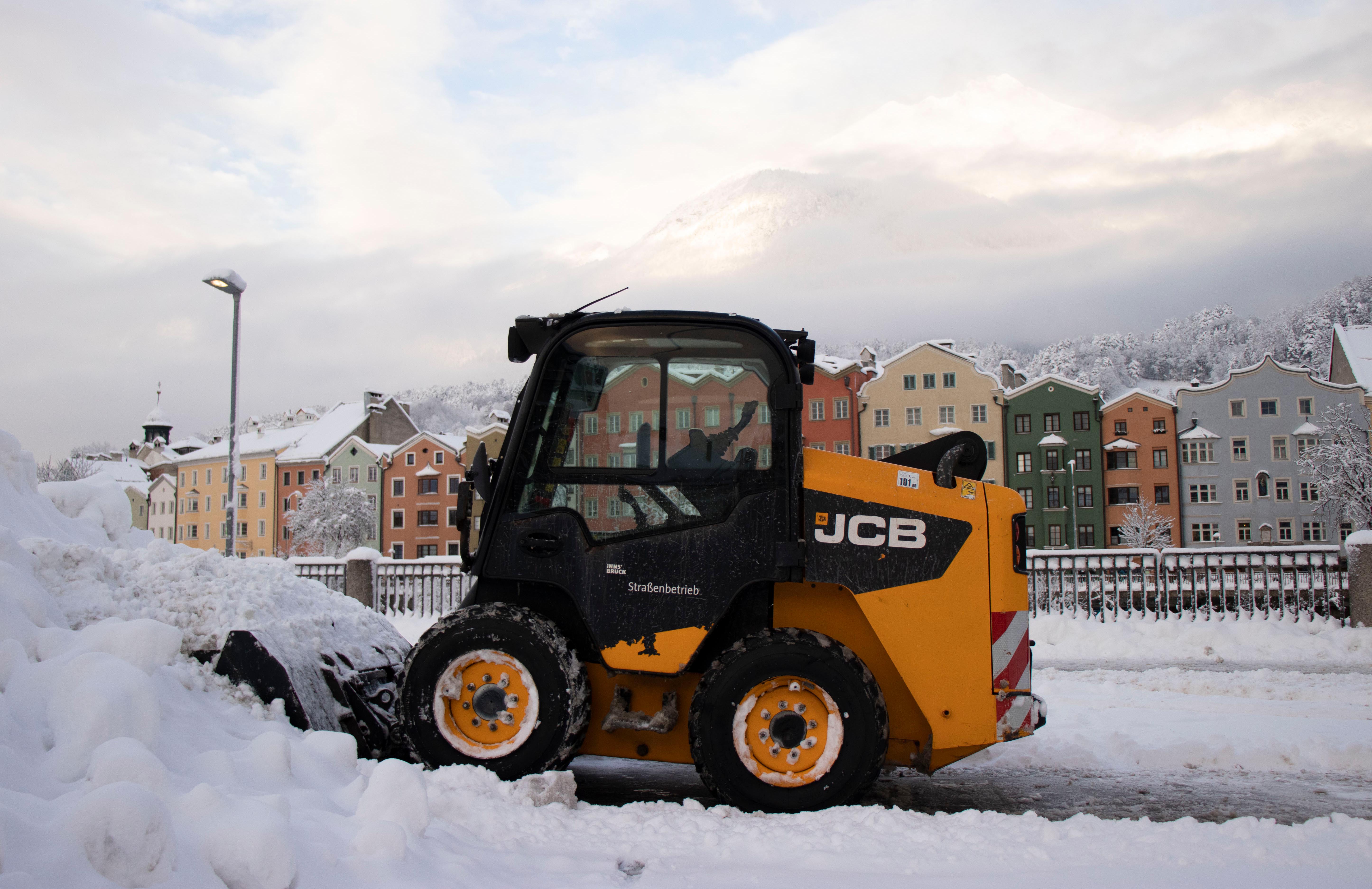 Die Mitarbeiter des Straßenbetriebs sind mit Groß- und Kleinfahrzeugen, aber auch händisch im Dauereinsatz, um die Schneemassen zu räumen.