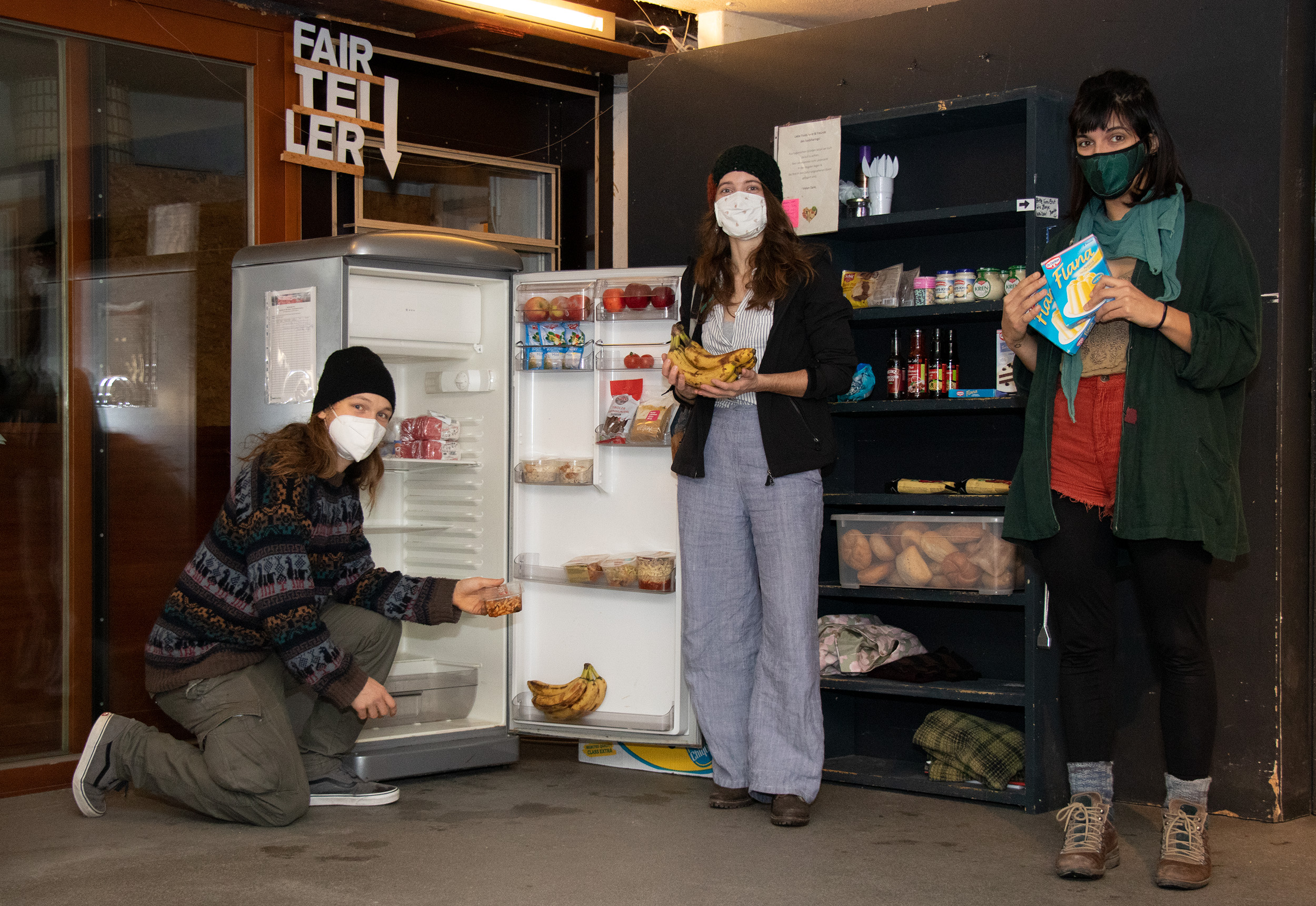 Die Lebensmittel-RetterInnen von „foodsharing“ füllen die Verteilstation in der „Bäckerei“.