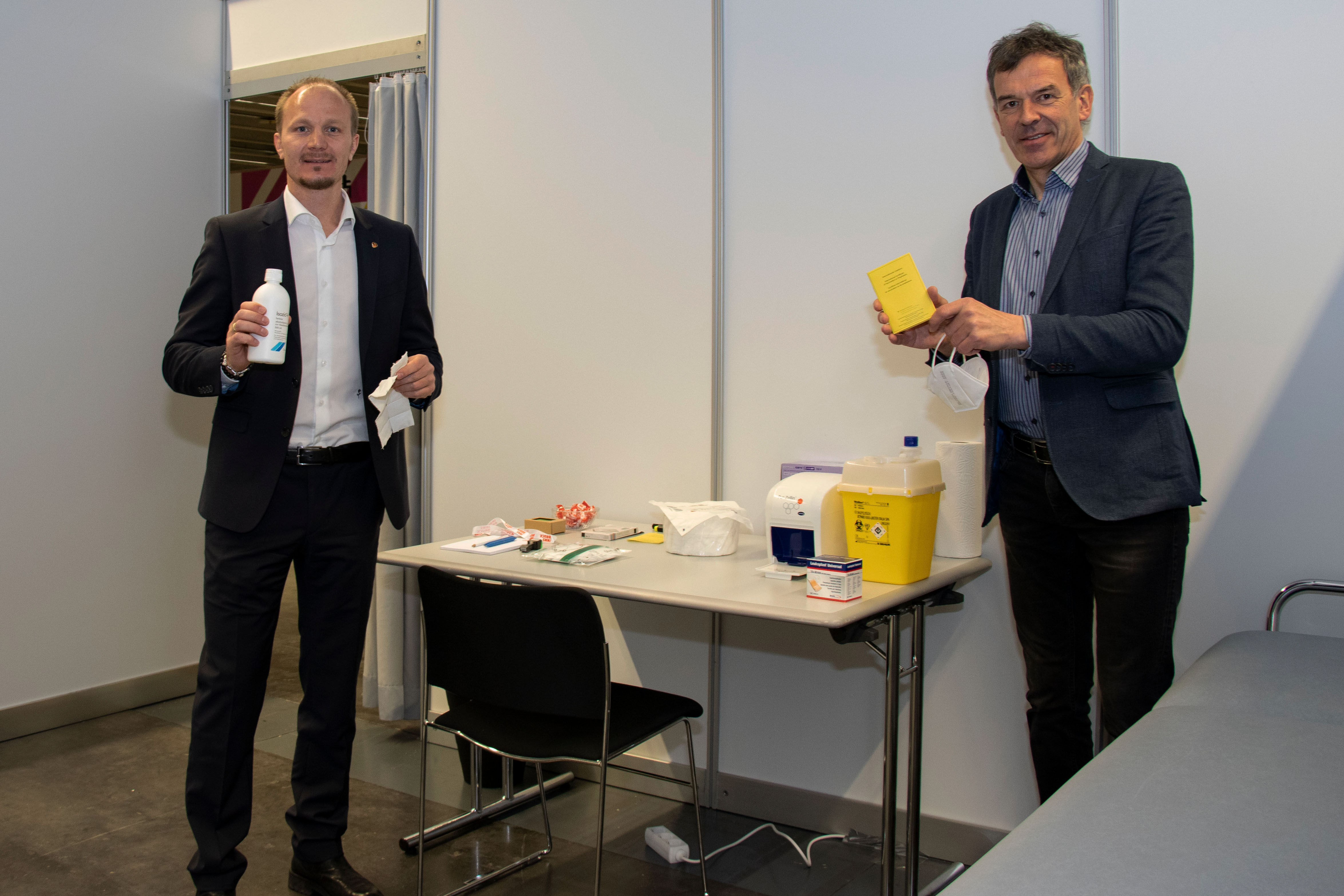 Bürgermeister Georg Willi (r.) und Vizebürgermeister Johannes Anzengruber präsentierten die vorbereiteten Impfkojen in der Messe Innsbruck.