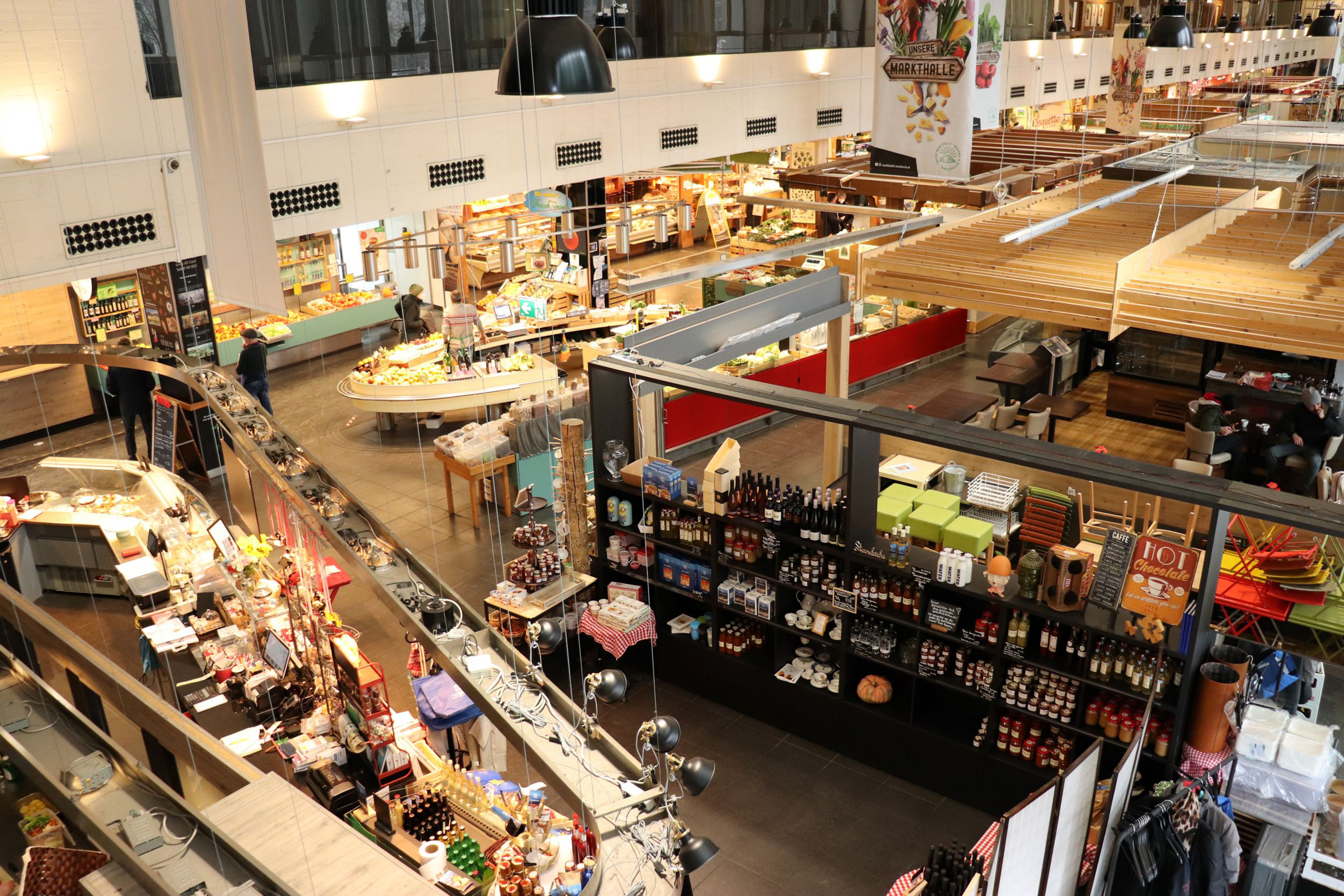Ein Mix aus bäuerlichen Produkten, Lebensmittelspezialitäten und internationaler Gastronomie garantiert entspannte Einkaufserlebnisse.