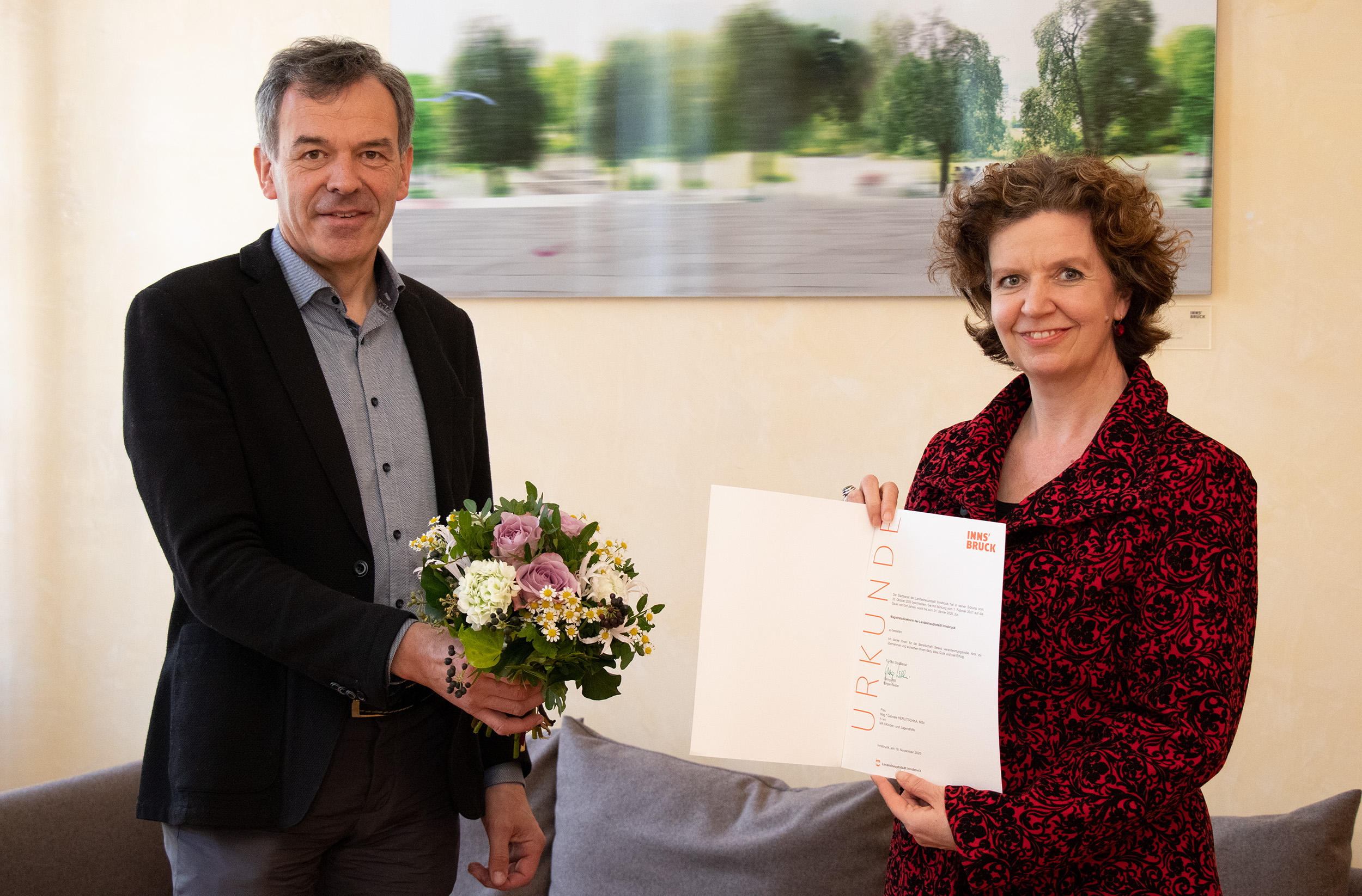 Gratulation an Mag.a Gabriele Herlitschka: Bürgermeister Georg Willi übergab der neuen Magistratsdirektorin das Dekret persönlich