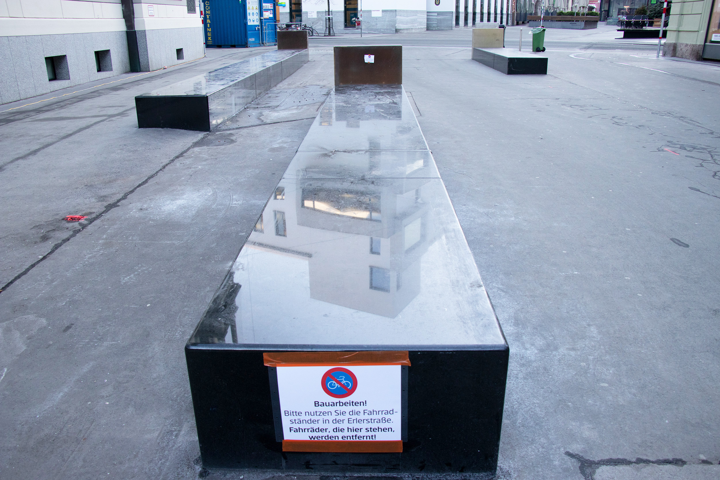 Die Granitblöcke am Sparkassenplatz.