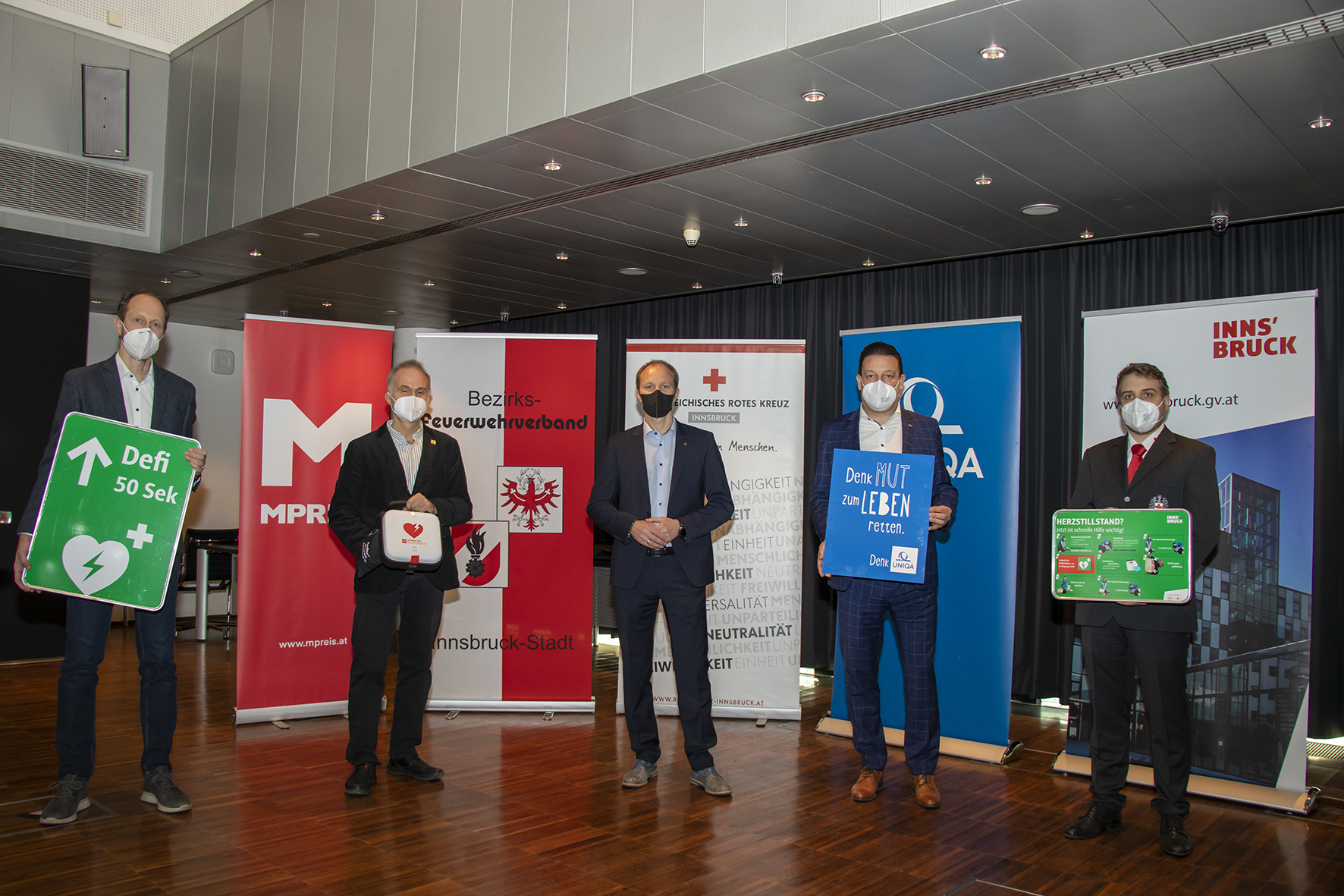 Ein Projekt das Leben rettet: Vizebürgermeister Johannes Anzengruber (Bildmitte), Michael Baubin (Department Notfallmedizin – Universitätsklinik Innsbruck, 2. v. l.), Armin Krösbacher (Obmann-Stellvertreter, Rotes Kreuz Innsbruck, r.), David Mölk (Geschäftsführer MPREIS, l.) und Manfred Miglar (Landesdirektor UNIQA Tirol, 2. v. r).