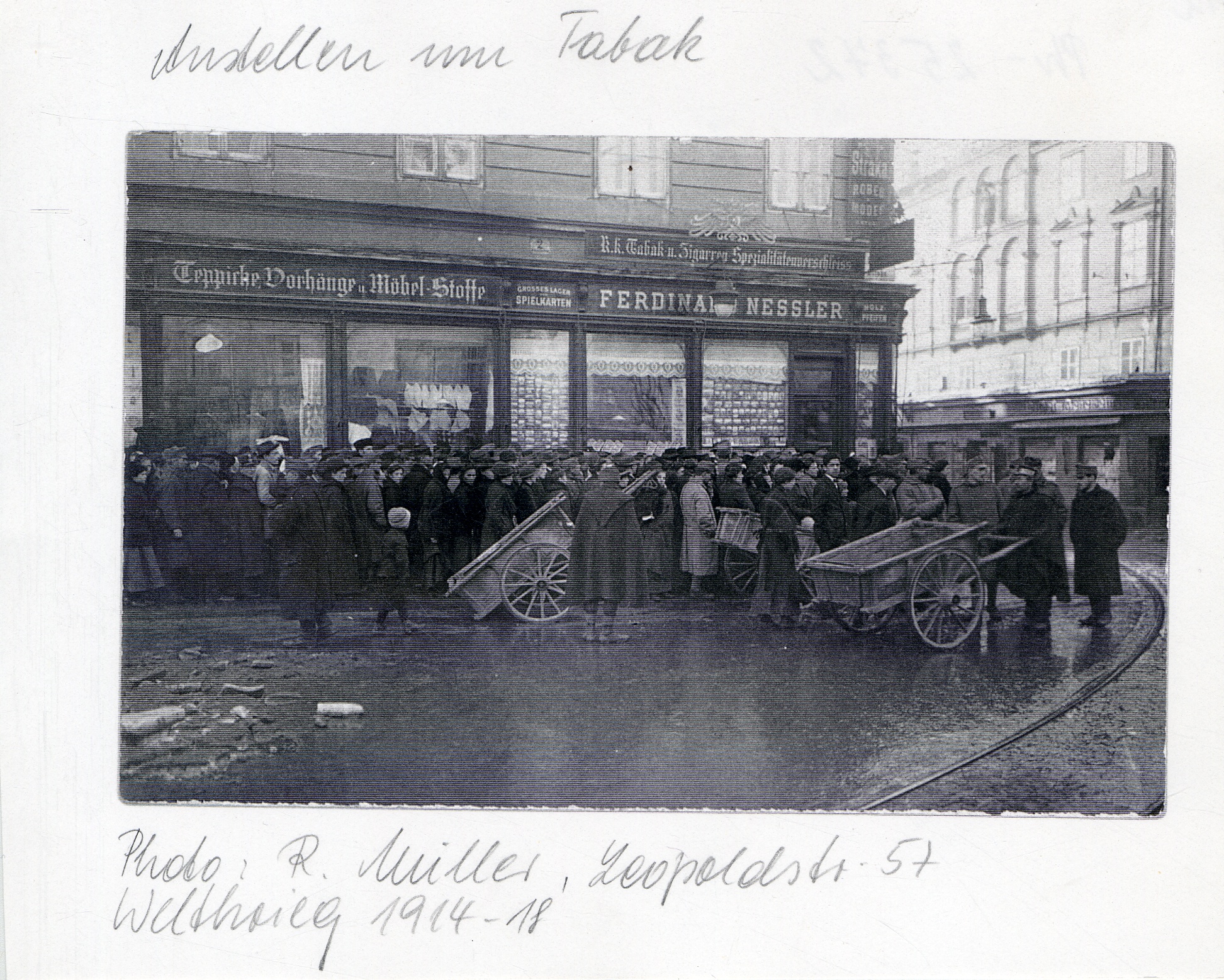 Große Warteschlange vor dem Tabakwarengeschäft Ferdinand Nessler, zwischen 1914 und 1920.