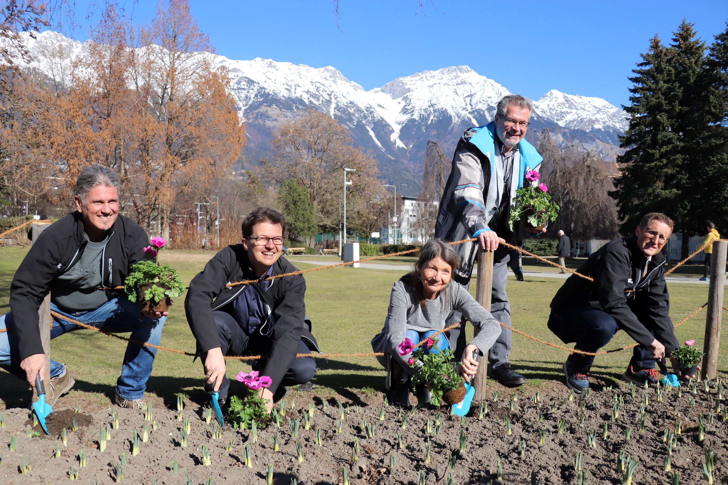 Stefan Engele (Pflege und Service), Markus Pinter (Planung und Bau), Stadträtin Uschi Schwarzl, Alexander Legniti (Friedhöfe) und Amtsleiter Thomas Klingler (Stadtgartenverwaltung) begrüßen den Frühling. In zwei Wochen wird die Stadt so richtig bunt.