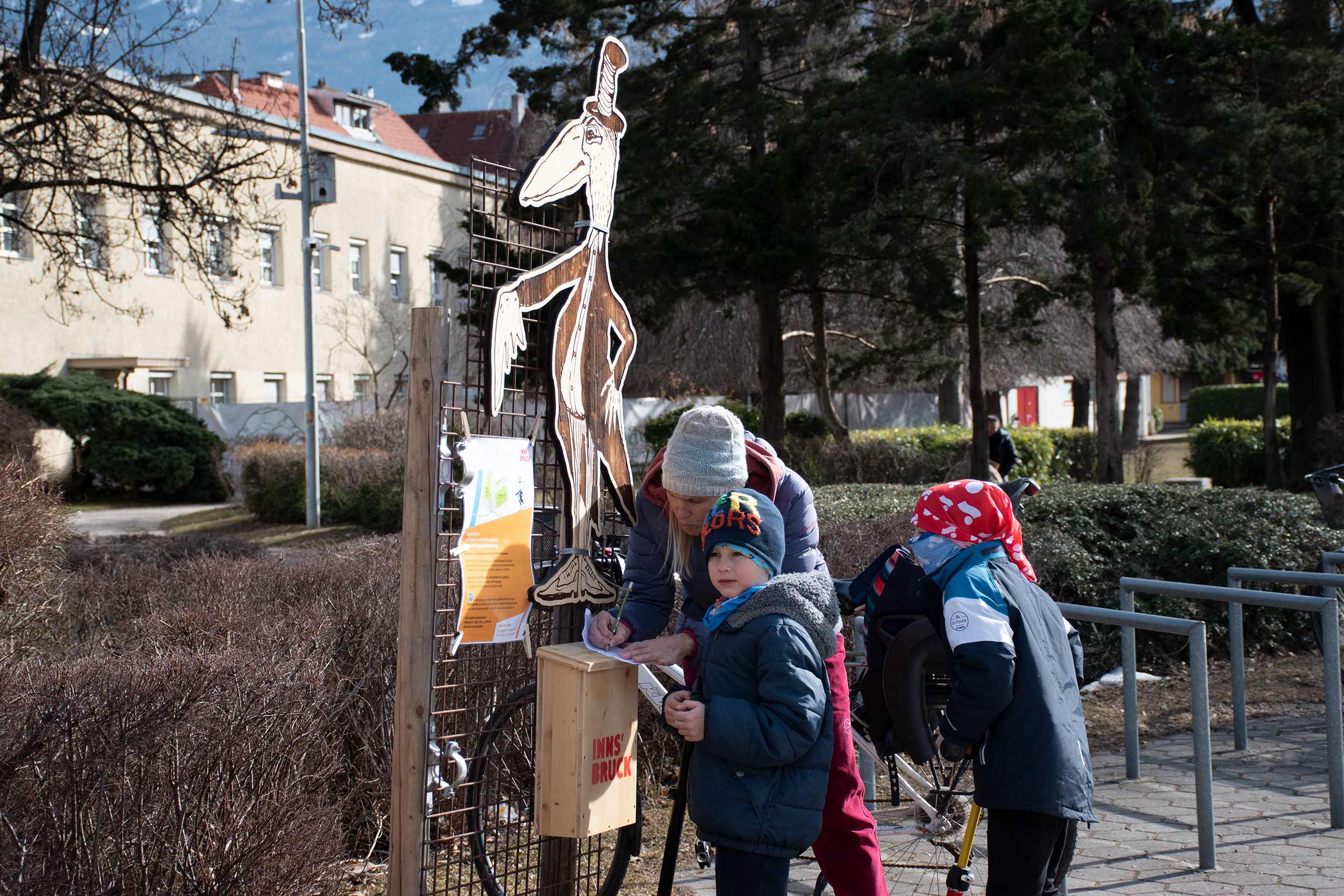 Der Rabe „Krapoldi“ freut sich über Ideen, Wünsche und Vorschläge für den neuen Spielplatz.