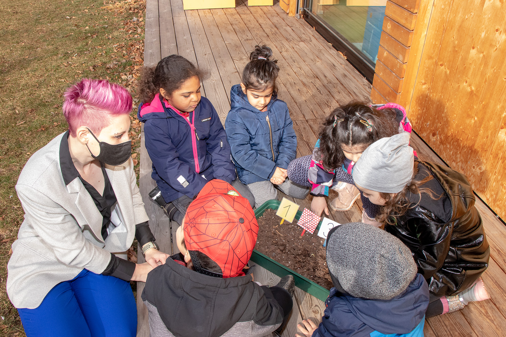 Die Neugierde bei den Kindern ist groß, wie etwa, wenn sie den Kastanien beim Wachsen zusehen.