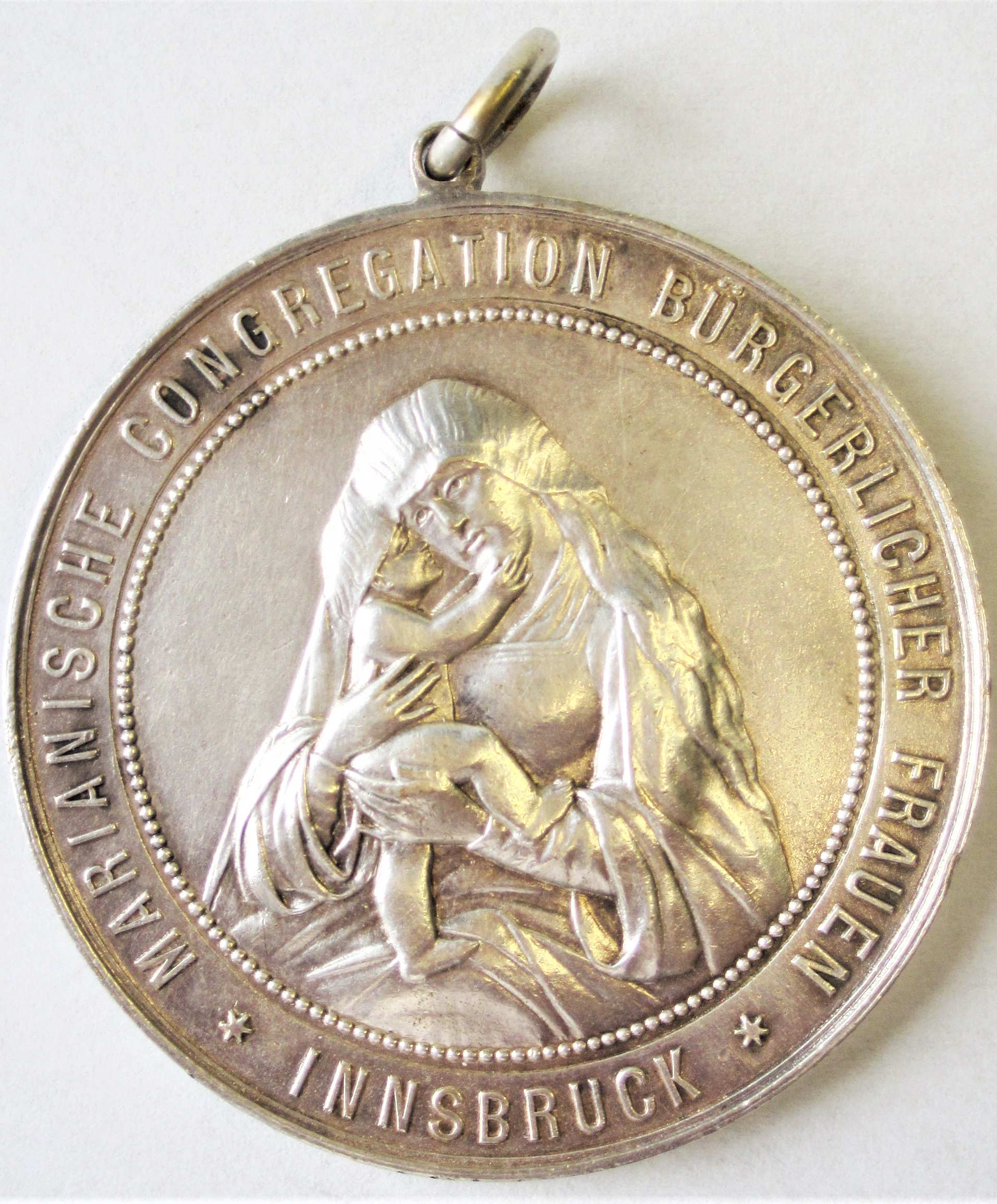 Mariahilf – die himmlische „Hausmutter“ (1918) von Innsbruck: Medaille der Marianischen Kongregation Bürgerlicher Frauen, Vorderseite.
