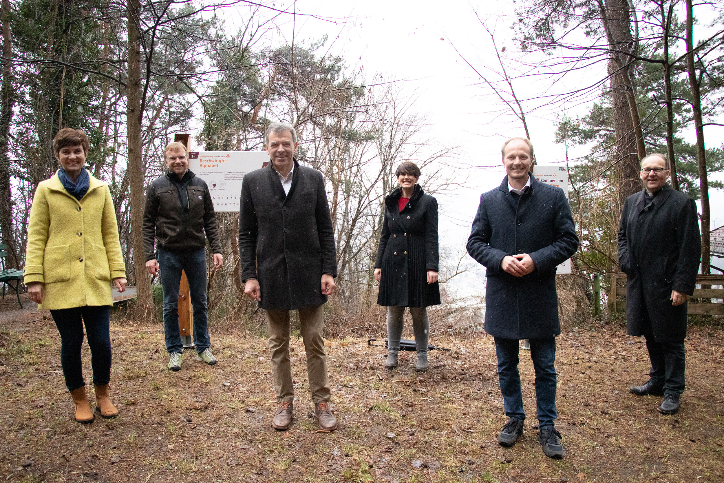 Freuten sich trotz Regens über den neuen DenkSportWeg (v.l.): Karin Ziegner (Katholisches Bildungswerk), Albuin Neuner (Referat Natur und Erholung), Bürgermeister Georg Willi, Angelika Stegmayr (Katholisches Bildungswerk), Vizebürgermeister Johannes Anzengruber und Bischof Hermann Glettler.
