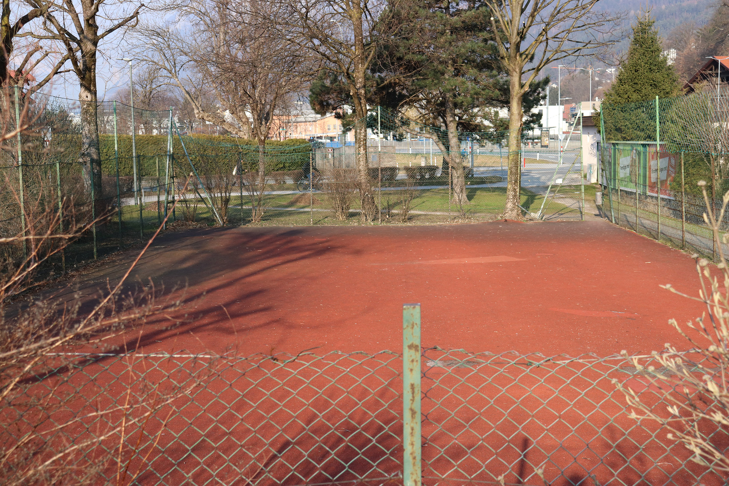 Der desolate Sportplatz Ursulinenpark muss rückgebaut werden.