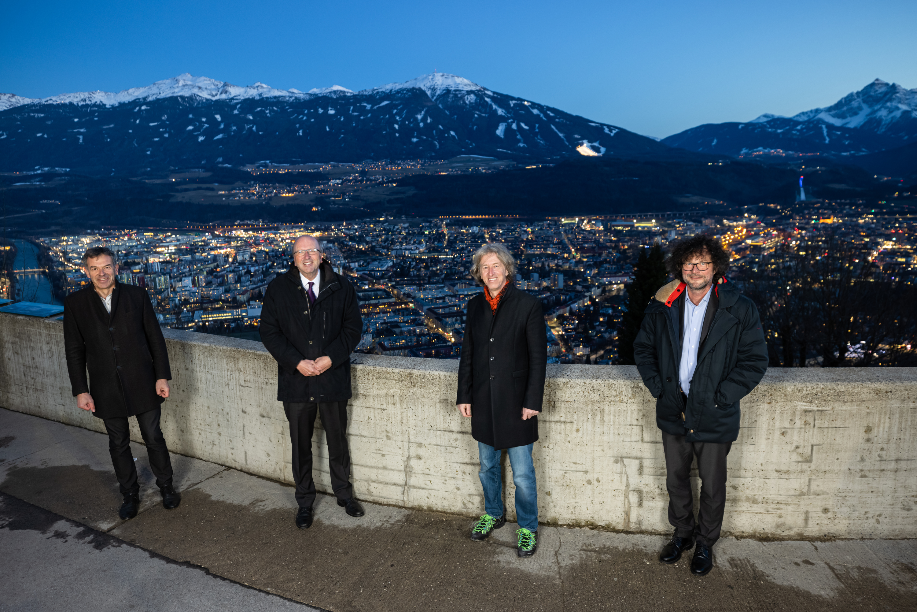 Vor dem nun mit LED beleuchteten Innsbruck (v. l.): Bürgermeister Georg Willi, IKB-Vorstandsvorsitzender Helmuth Müller, Landesumweltanwalt Johannes Kostenzer und IKB-Vorstandsdirektor Thomas Pühringer auf der Hungerburg.