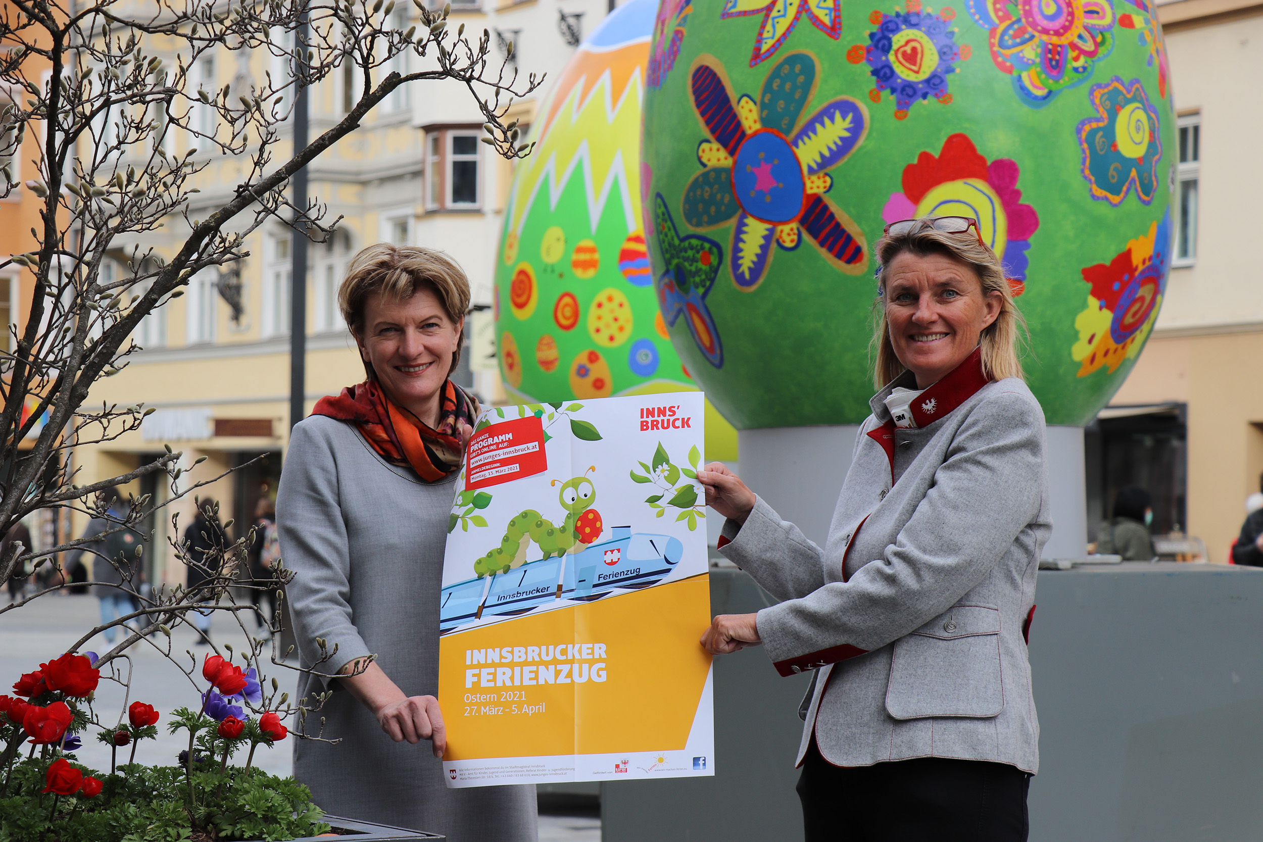 Familienstadträtin Christine Oppitz-Plörer (li.) und Ferienzug-Lokführerin Birgit Ginter präsentierten den Fahrplan für den Osterferienzug 2021. Die Anmeldung startet am 22. März.