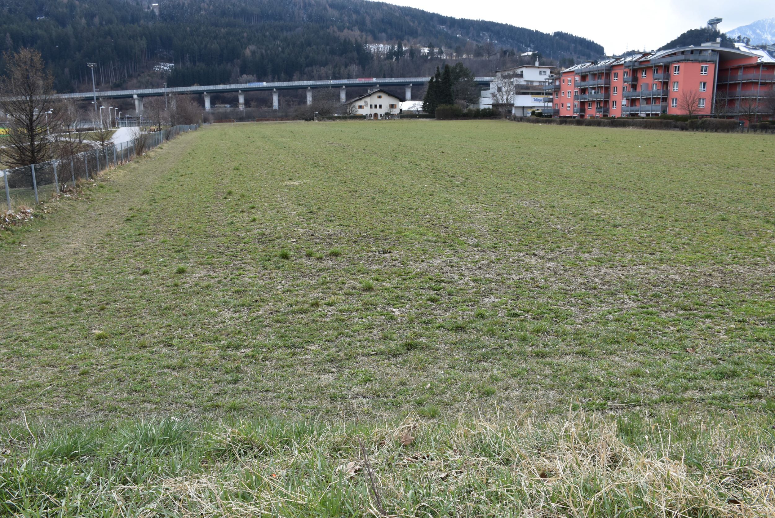 Im Westen des Planungsgebietes befinden sich die Sillhöfe (rechts im Bild), weiter südlich die Brennerautobahn.