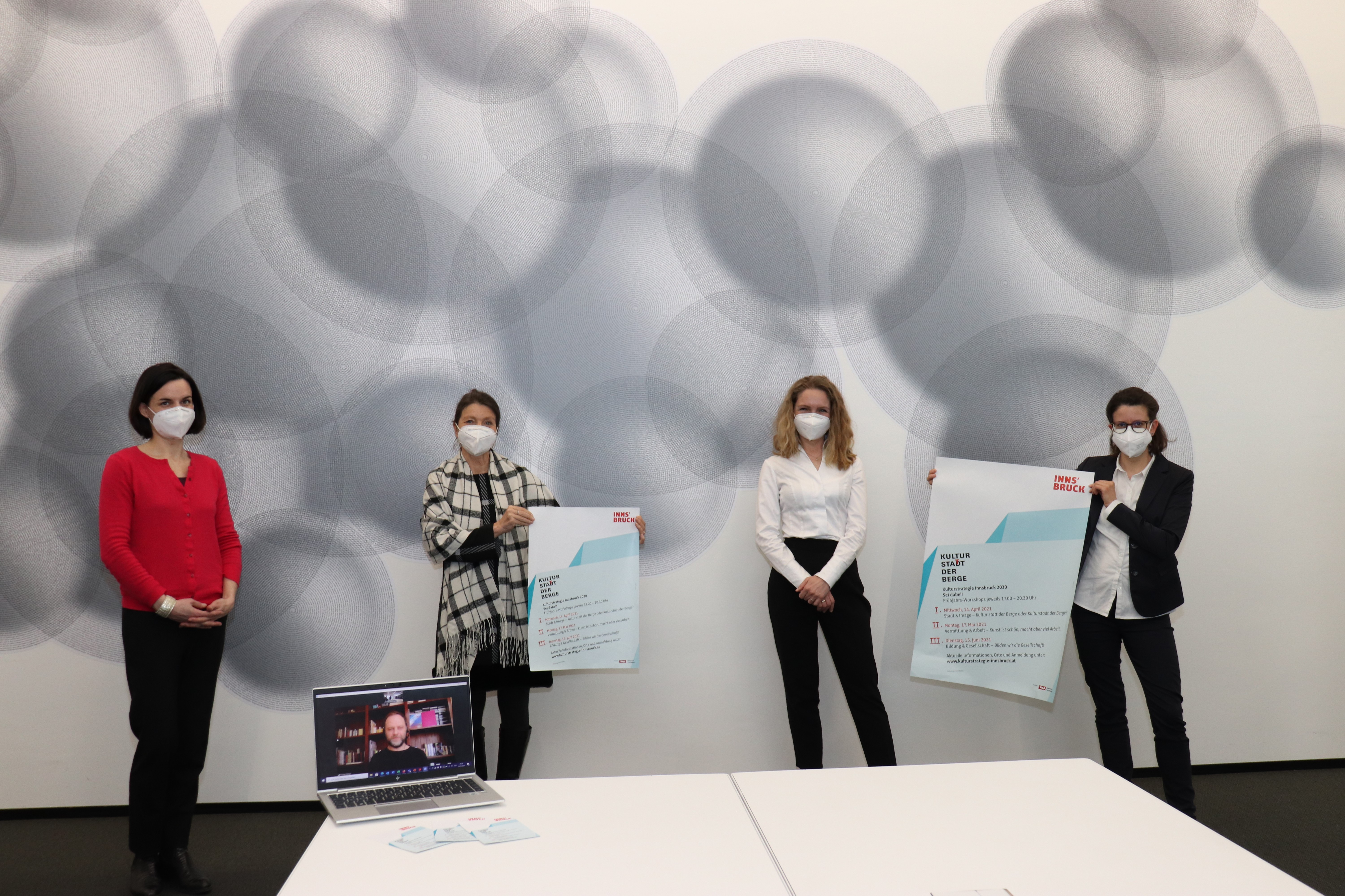 Freuen sich auf zahlreiche TeilnehmerInnen bei den Workshops ab 14. April (v.l.): Aliette Dörflinger (Leitung Workshops, externe Prozessbegleiterin), Kulturstadträtin Uschi Schwarzl, Kulturamtsleiterin Isabelle Brandauer, Rita Hebenstreit (Kulturstrategie 2030) und Thomas Philipp (Autor der Grundlagenarbeit, Forschungsinstitut LIquA, via Videotelefon).