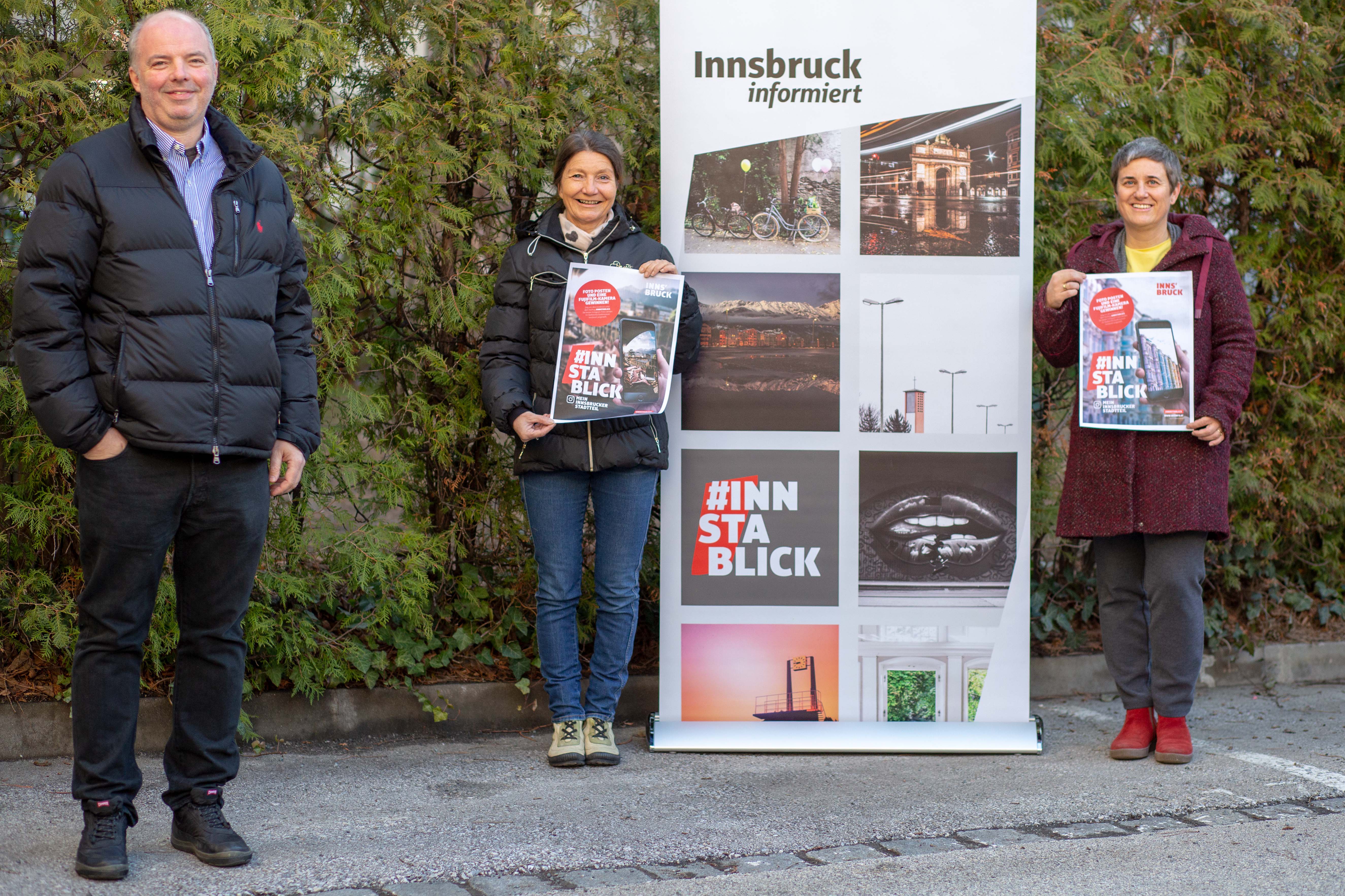 Kulturstadträtin Uschi Schwarzl (M.) freut sich gemeinsam mit dem Leiter des Stadtarchiv/Stadtmuseum Innsbruck, Lukas Morscher und Renate Ursprunger (Projektverantwortliche, Stadtarchiv/Stadtmuseum Innsbruck) – nach der einjährigen Pause – auf kreative #INNstablick Bilder aus allen Stadtteilen.