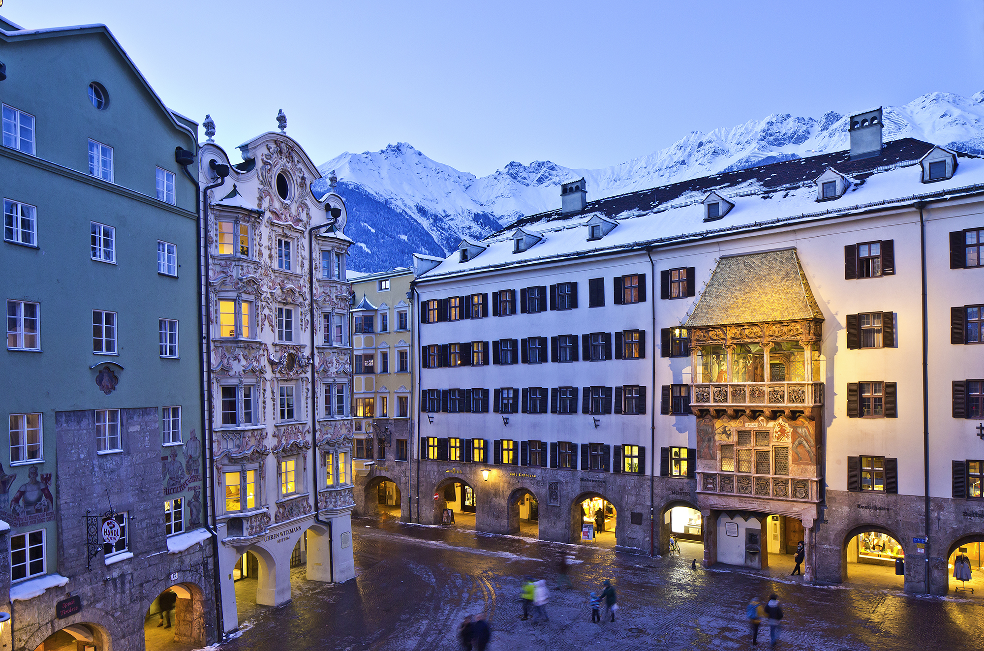 Mit der blauen Beleuchtung des Innsbrucker Wahrzeichens setzt die Stadt ein Signal für mehr Bewusstsein für ME/CFS.