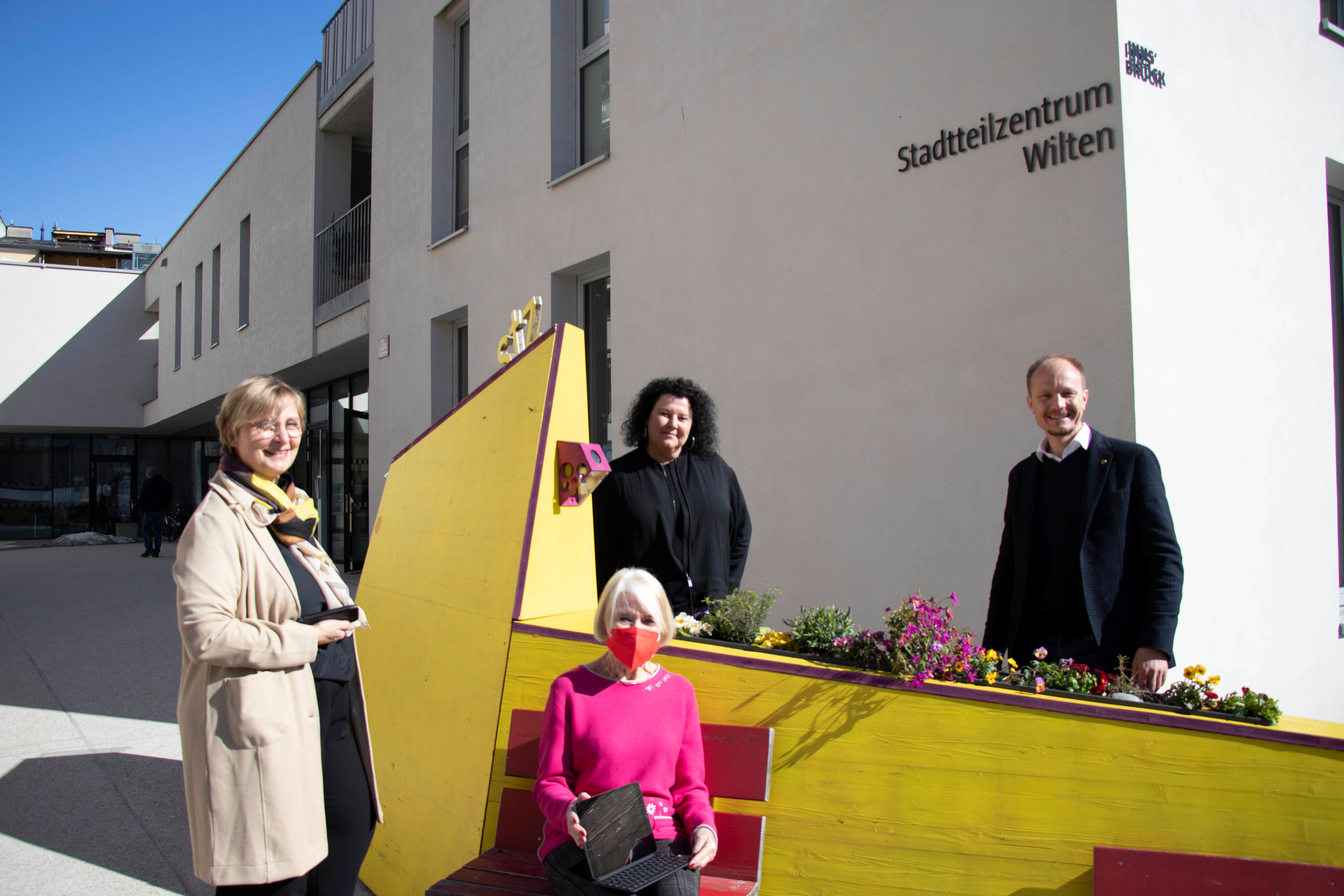 "Ehrenamtliche leisten wichtige Hilfe", sind Gabriele Schlögl (ganz links) und Elisabeth Zandandel (hinten; beide ISD), Vizebürgermeister Johannes Anzengruber und Computeria-Teilnehmerin Heidrun Jenewein überzeugt.