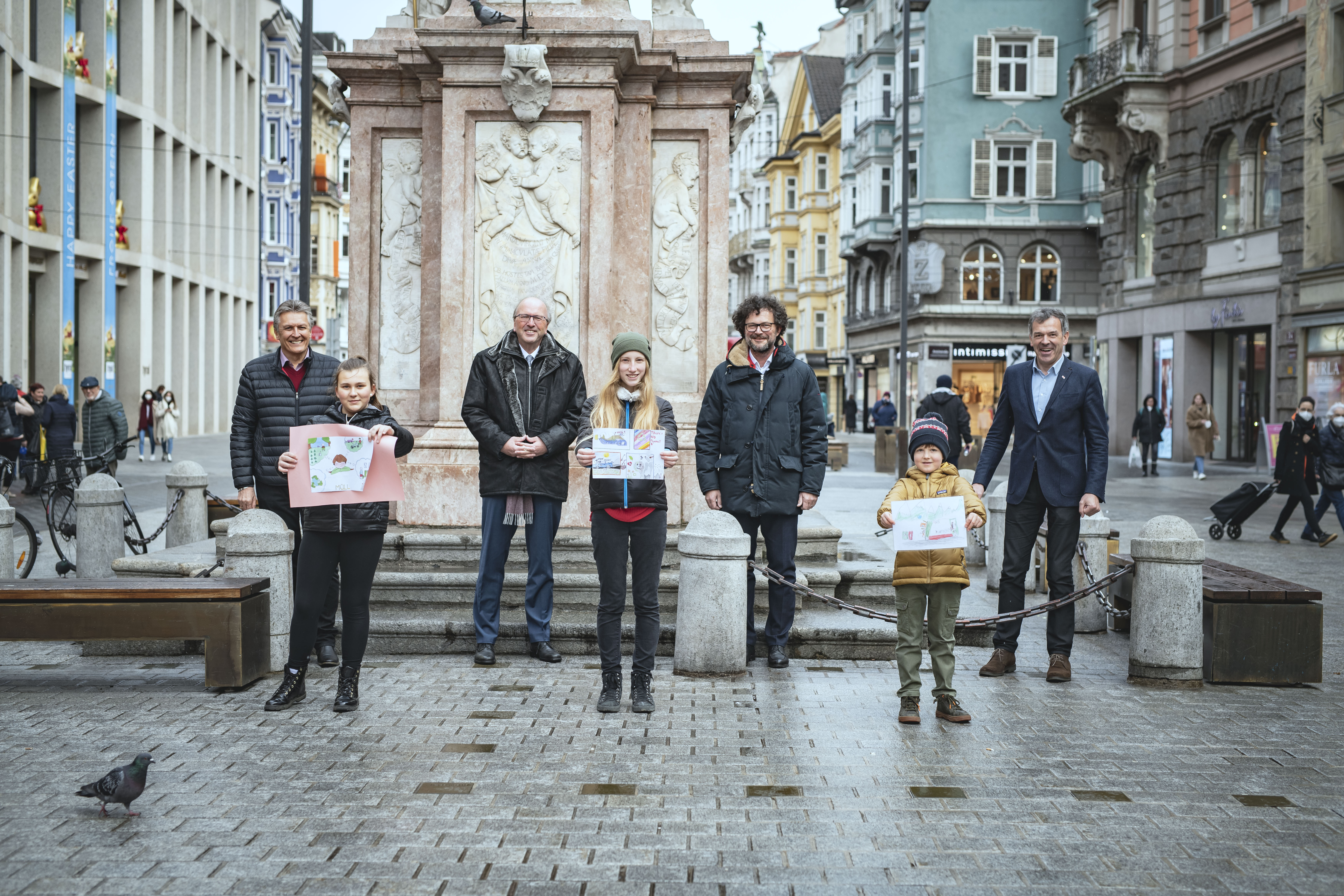 v. r. n. l.: Bürgermeister Georg Willi, die IKB-Vorstandsmitglieder Thomas Pühringer und Helmuth Müller sowie Reinhard Oberguggenberger (Bereichsleiter IKB-Abfallwirtschaft) gratulieren den SiegerInnen des Abfall-Malwettbewerbs. Julia P., Sofia H. und Benjamin L. freuen sich über den Hauptpreis - eine private Führung im Alpenzoo.