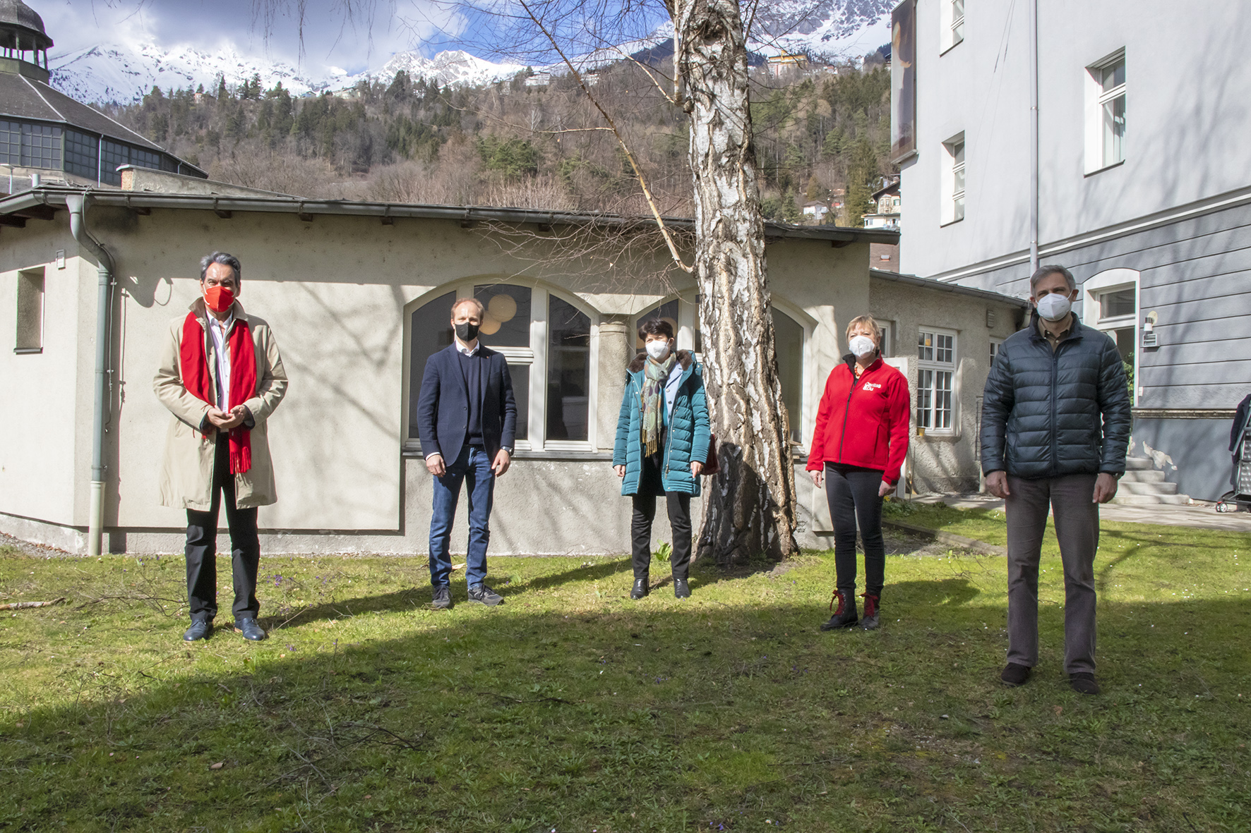 Vizebürgermeister Johannes Anzengruber (2. v. l.) besuchte gemeinsam mit Caritas-Direktor Georg Schärmer, Stellvertreterin Elisabeth Rathgeb sowie Fachbereichsleiter Jürgen Gschnell (v. l.) die Katharina-Stube am Rennweg unter der Leitung von Gertraud Gscheidlinger (2. v. r.).