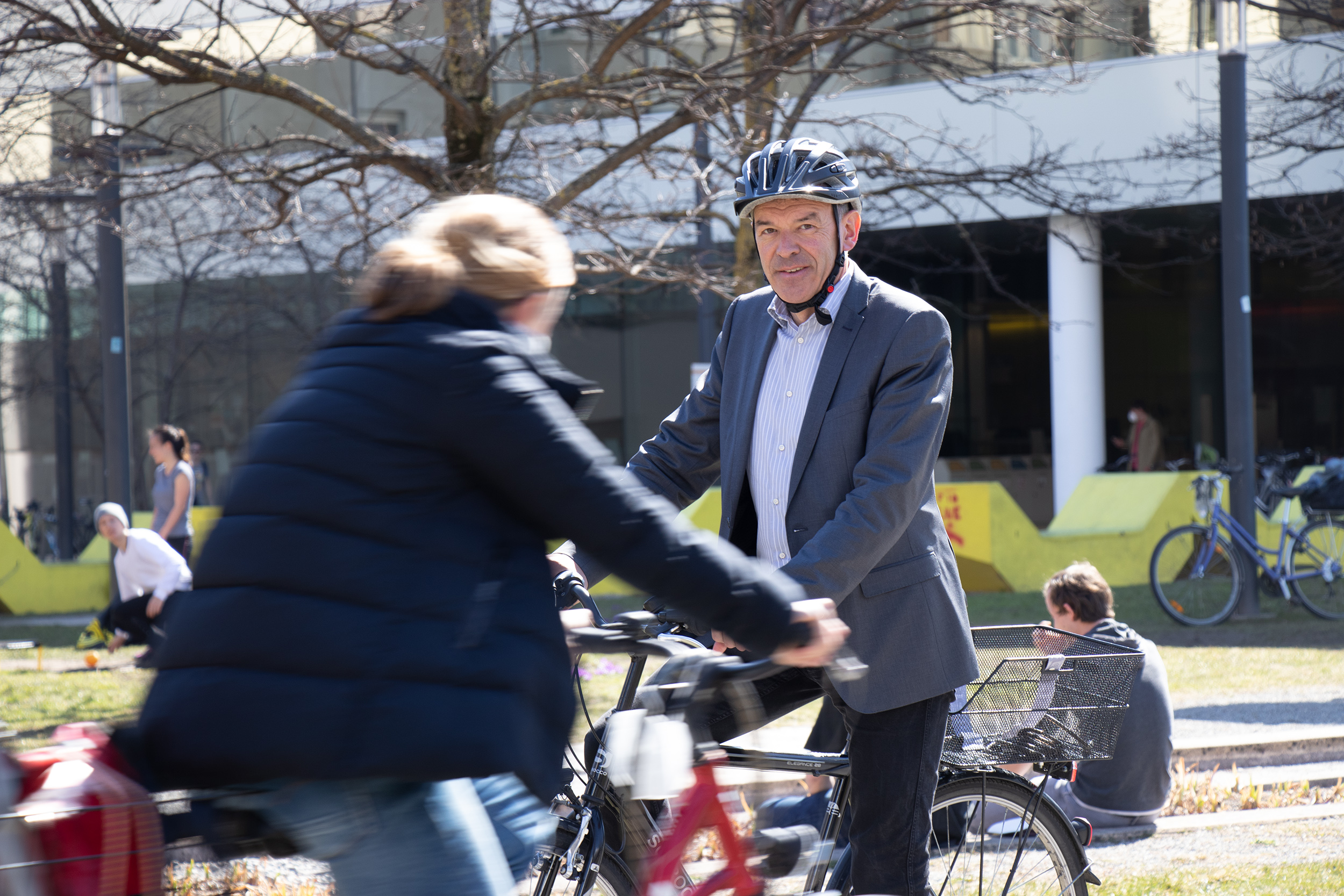 Bürgermeister Georg Willi ist selbst oft und gern mit dem Fahrrad in Innsbruck unterwegs.