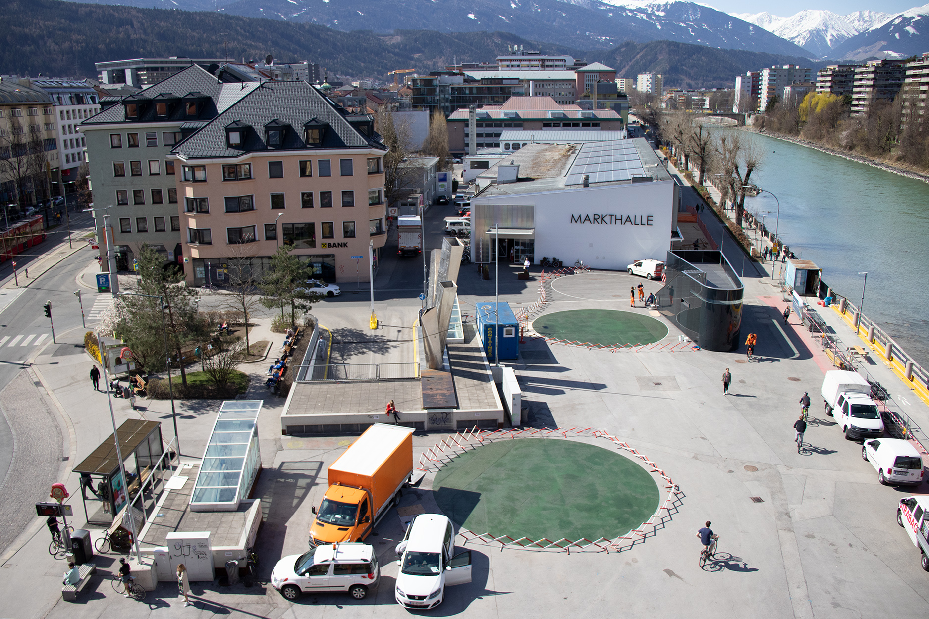 Die Neugestaltung des Marktplatzes nimmt weitere Formen an. Die Aufbauarbeiten der Sitzmöbel sind bereits in vollem Gange.