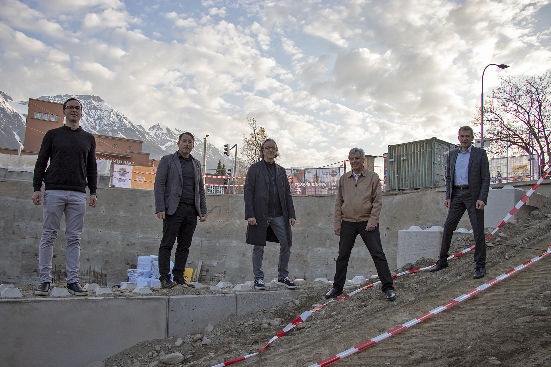 Architekt Gabriel Stotter, IIG-Geschäftsführer Franz Danler, Architekt Andreas Scharmer, Projektleiter Robert Kircher (IIG) und Bürgermeister Georg Willi freuen sich auf den Baustart des neuen Wohnprojekts gegenüber dem städtischen Hallenbad (v. l.).