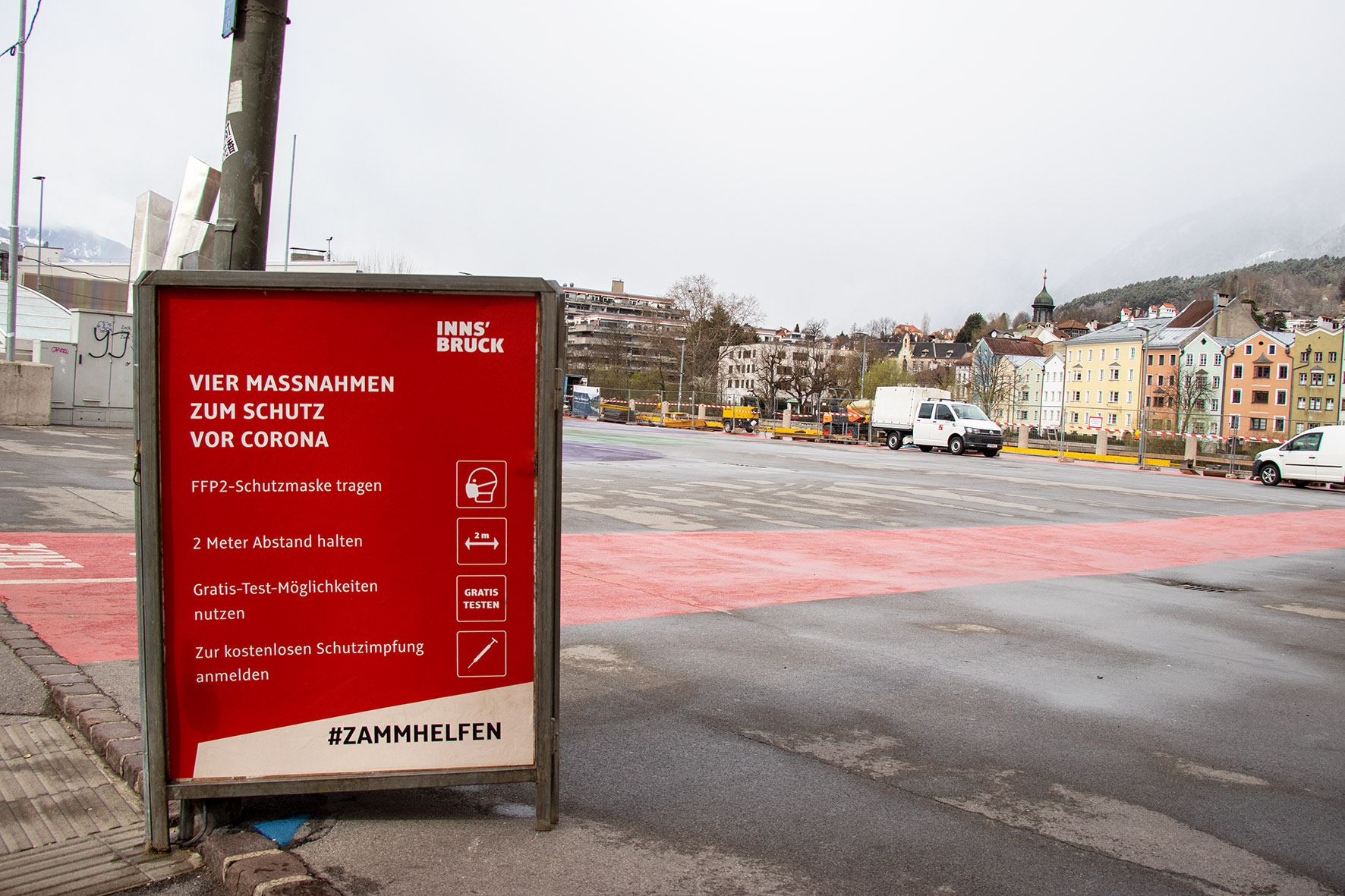 Hinweisschilder an stark frequentierten Orten erinnern an die Abstands- und Hygieneregeln.