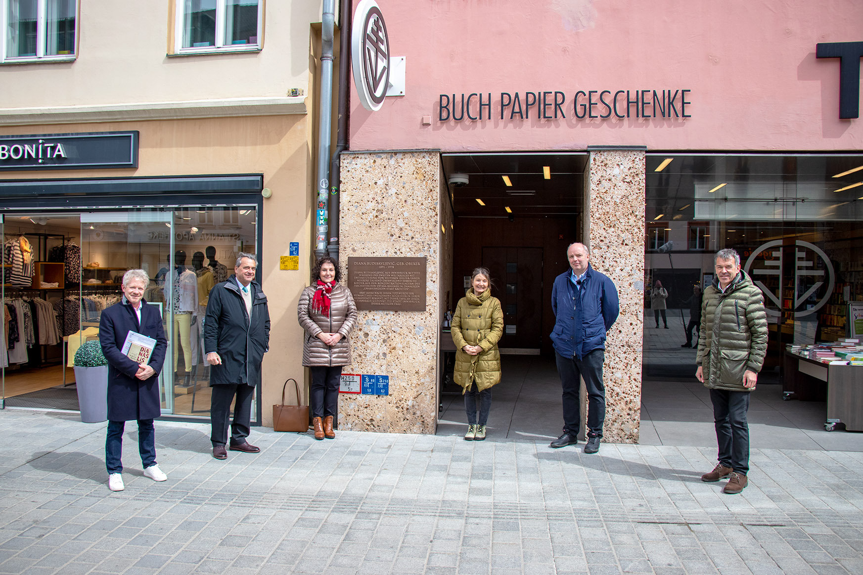 Die anwesenden Gäste bei der Enthüllung der Gedenktafel: (v.l.n.r.) Tyrolia Vorstand Mag. Stephan Bair, Univ.-Prof. Dr. Michael Zimpfer, MBA (ein Verwandter von Diana Budisavljević), Gemeinderätin Irene Heisz (Vorsitzende des Kulturausschusses), Stadträtin Uschi Schwarzl, Leiter des Stadtarchiv/Stadtmuseum Innsbruck DDr. Lukas Morscher und Bürgermeister Georg Willi.
