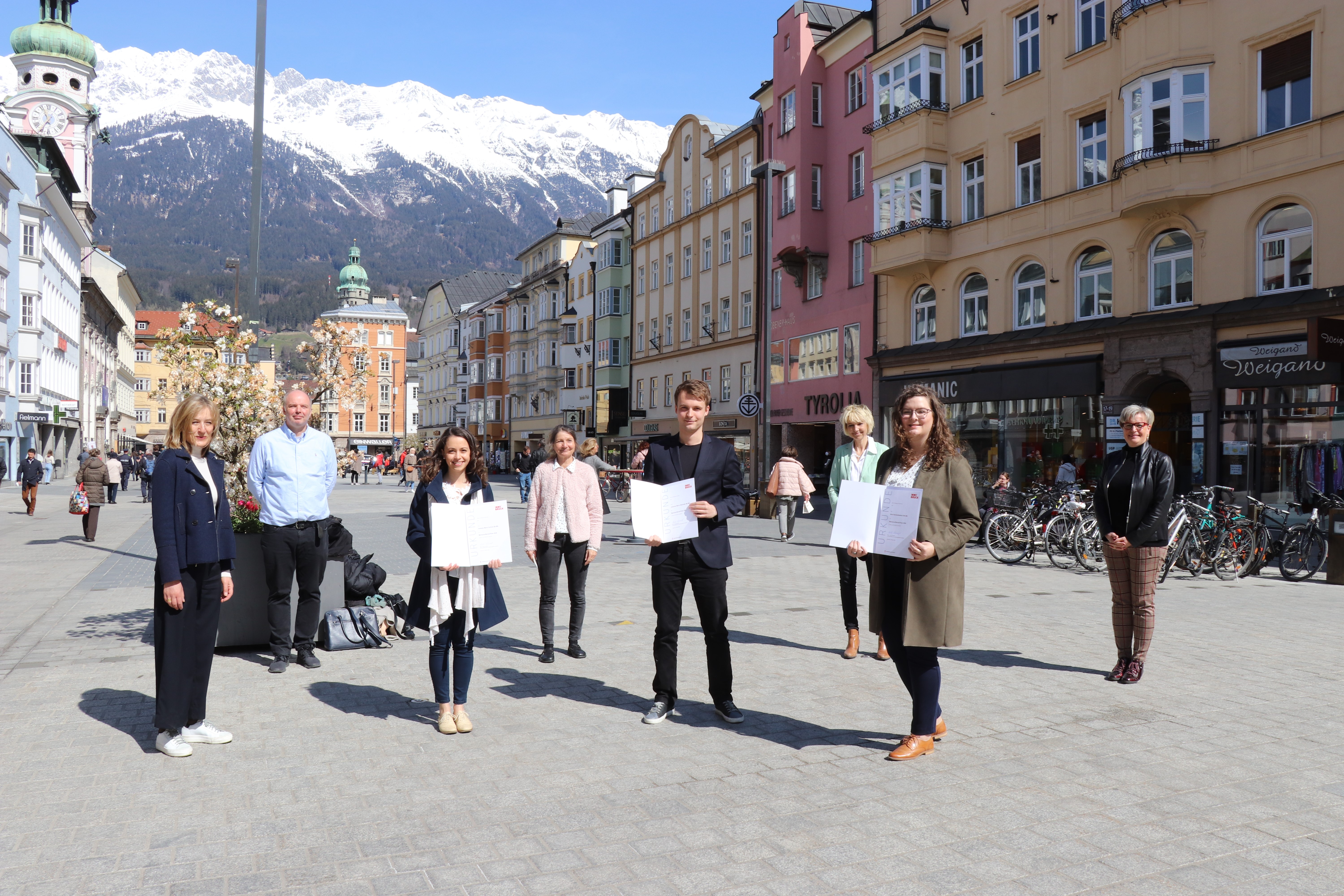 Der Marianne-Barcal-Preis wurde zum fünften Mal vergeben: Die PreisträgerInnen Vanessa Maria Carlone, Johannes Oberhofer und Nina Hechenblaikner (vorne) mit (v.l.) Ingrid Böhler (LFU), Lukas Morscher (Leiter Stadtarchiv/Stadtmuseum), Kulturstadträtin Uschi Schwarzl, Julia Hörmann (LFU) und Abteilungsleiterin Birgit Neu (MA V).