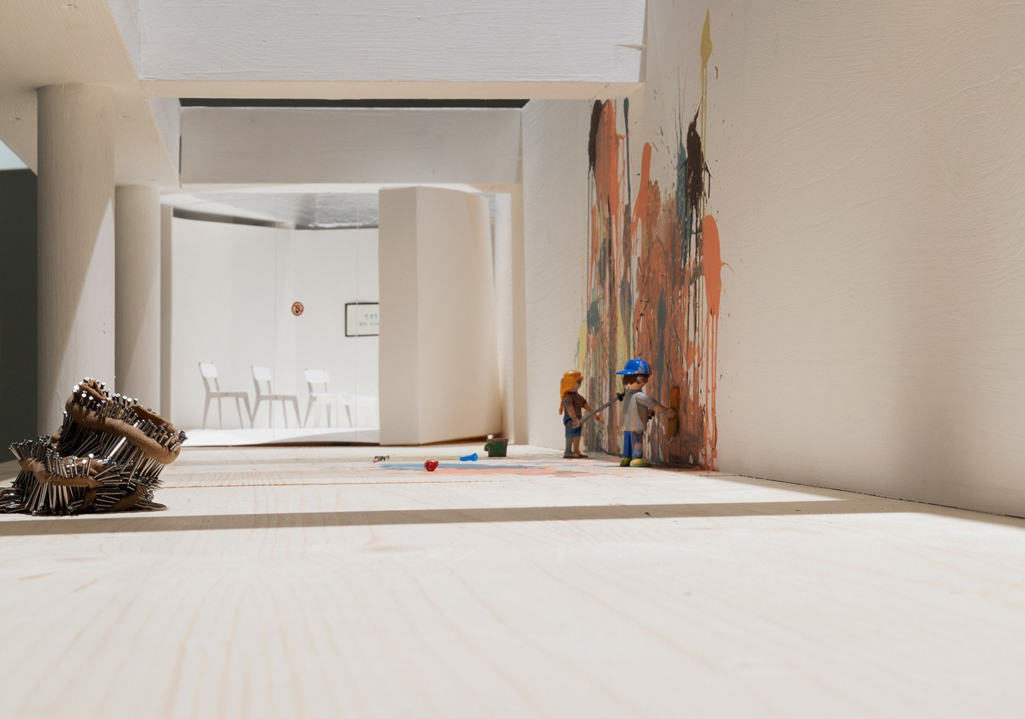 Ein Ausschnitt aus „Alice ♡ Gulliver“, eine Ausstellung in der Galerie Plattform 6020 bis 8. Mai: Wenn Alice und Gulliver einander ins Herz schließen, scheint nichts unmöglich, das Kleinste machbar, das Größte denkbar, das Langsamste erfahrbar und das Schnellste wahrnehmbar.