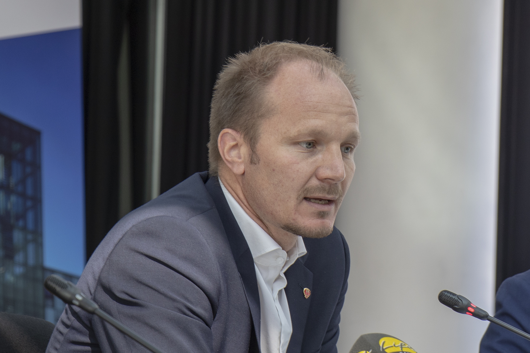 Vizebürgermeister Johannes Anzengruber macht im Pressegespräch darauf aufmerksam, dass betroffene Familien die Unterstützungsangebote der Stadt Innsbruck in Anspruch nehmen sollen.