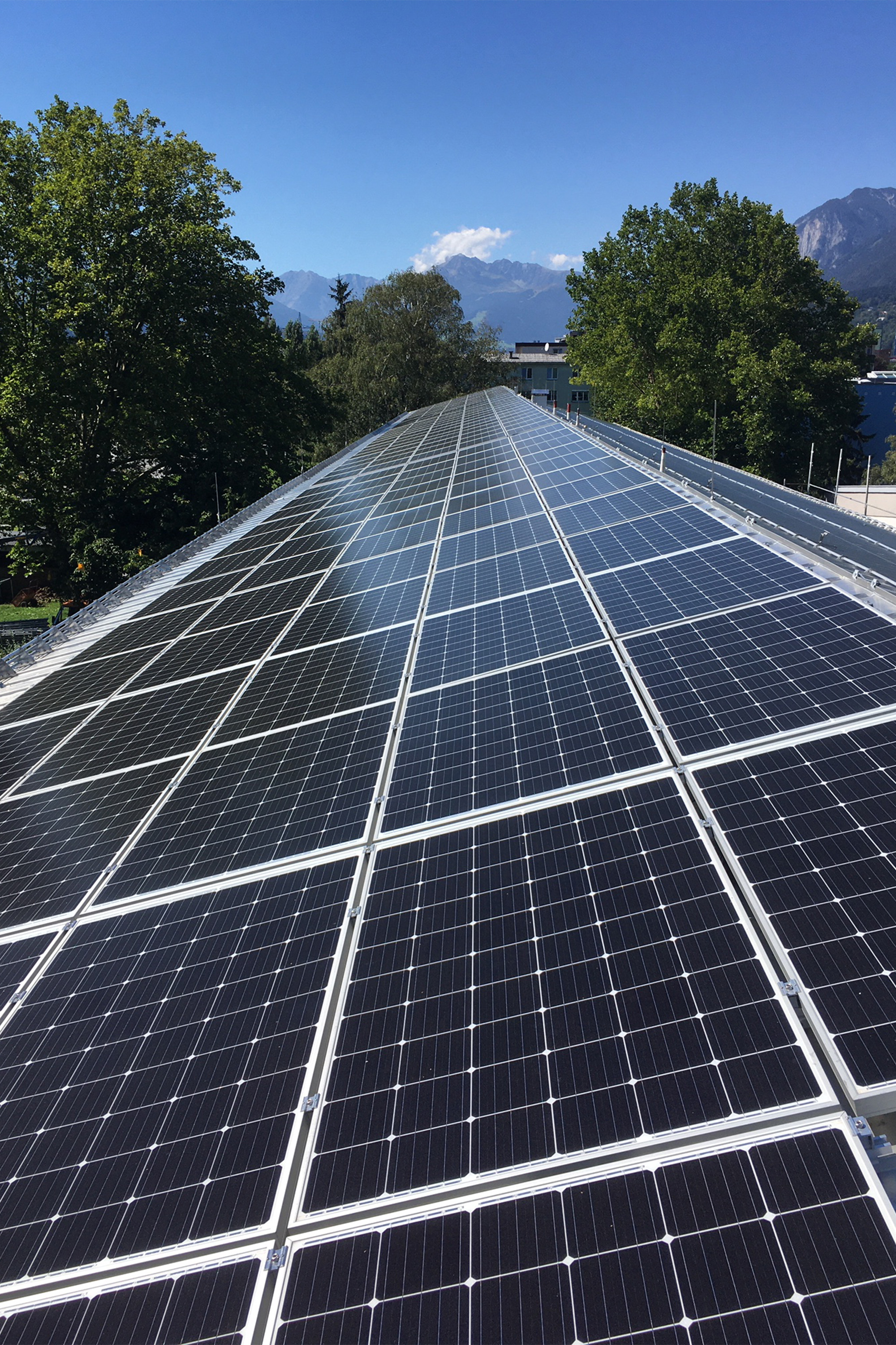 Die IIG setzt auch auf großzügige Photovoltaikanlagen auf ihren Gebäuden.