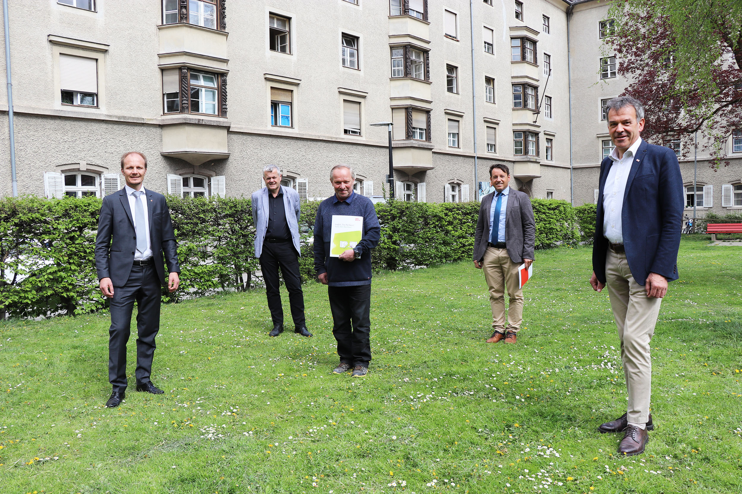 Symbolische Schlüsselübergabe am Haydnplatz (v.l.): Vizebürgermeister Johannes Anzengruber, Hubert Innerebner (Geschäftsführer ISD), Helmut Hameter (Mieter), Franz Danler (Geschäftsführer IIG) und Bürgermeister Georg Willi.