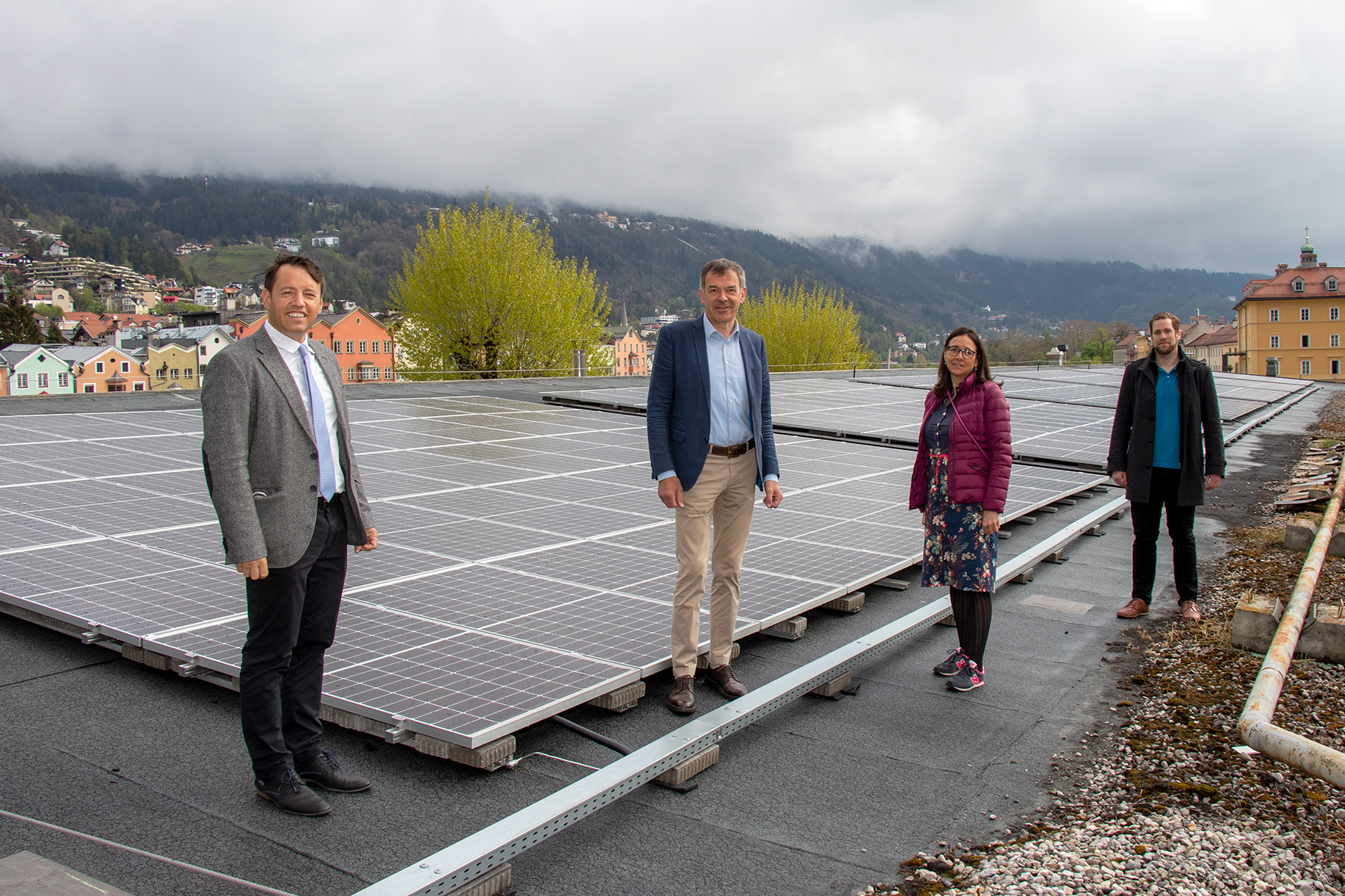 Besichtigung der neuen Photovoltaik-Anlage am Dach der Markthalle (v.l.): Franz Danler (Geschäftsführer IIG), Bürgermeister Georg Willi, Edith Ettlmayr, MA (Marktleitung), Ing. Bernhard Pfeifer, MSc (IIG).