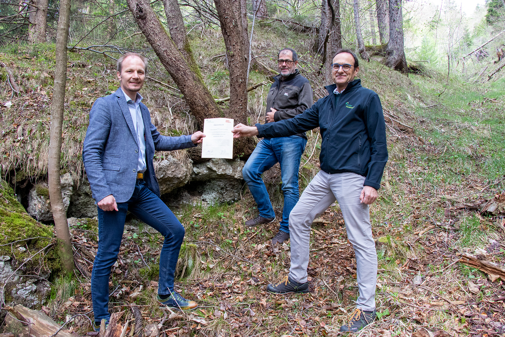 Vizebürgermeister Johannes Anzengruber, Andreas Wildauer (Amt für Wald und Natur) und Kurt Ziegner (Tiroler Forstverein) besiegeln die Zusammenarbeit für den neuen Naturwald.