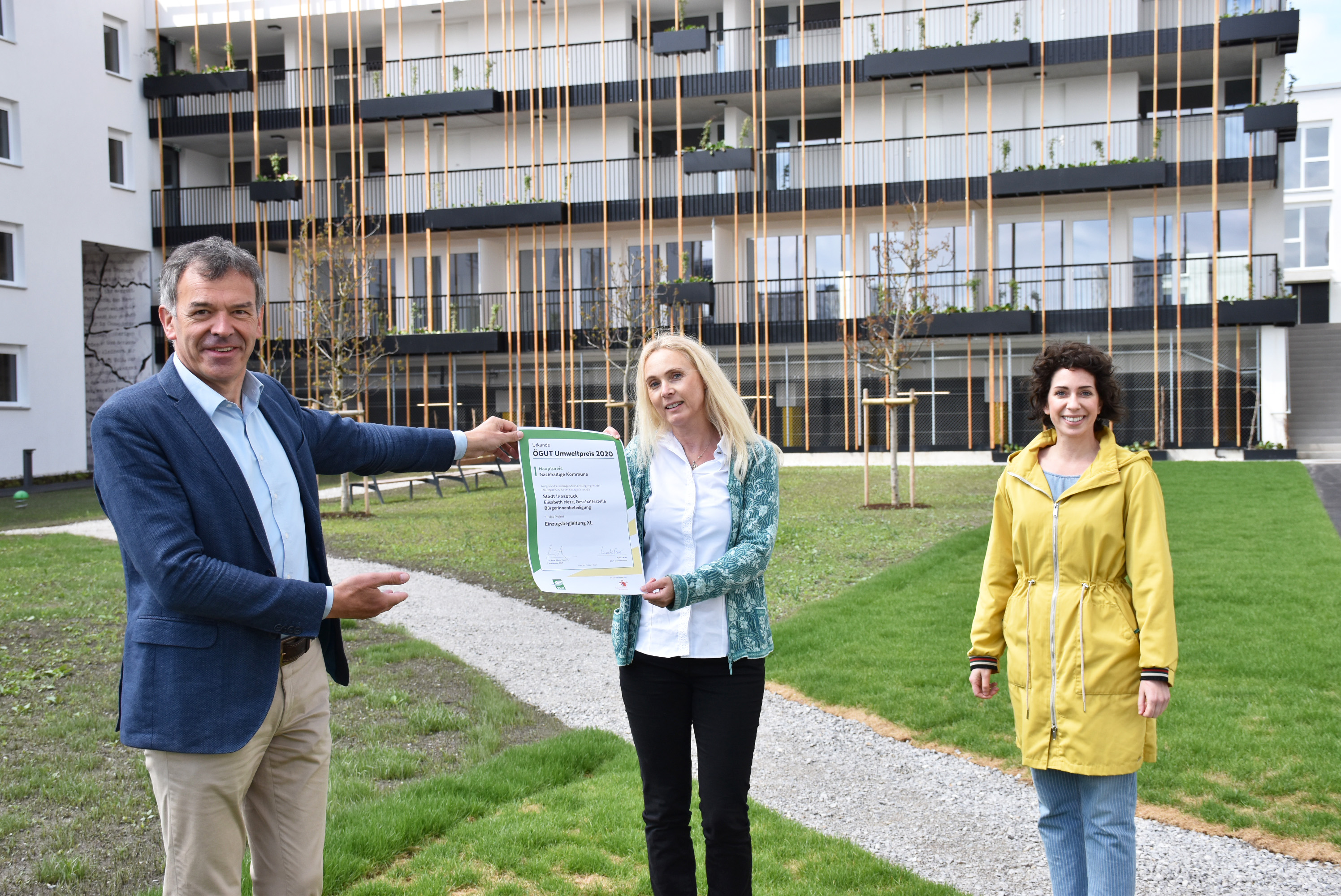 Bürgermeister Georg Willi freut sich mit Elisabeth Meze und Andrea Kreisl von der Geschäftsstelle BürgerInnenbeteiligung über den Umweltpreis 2020.