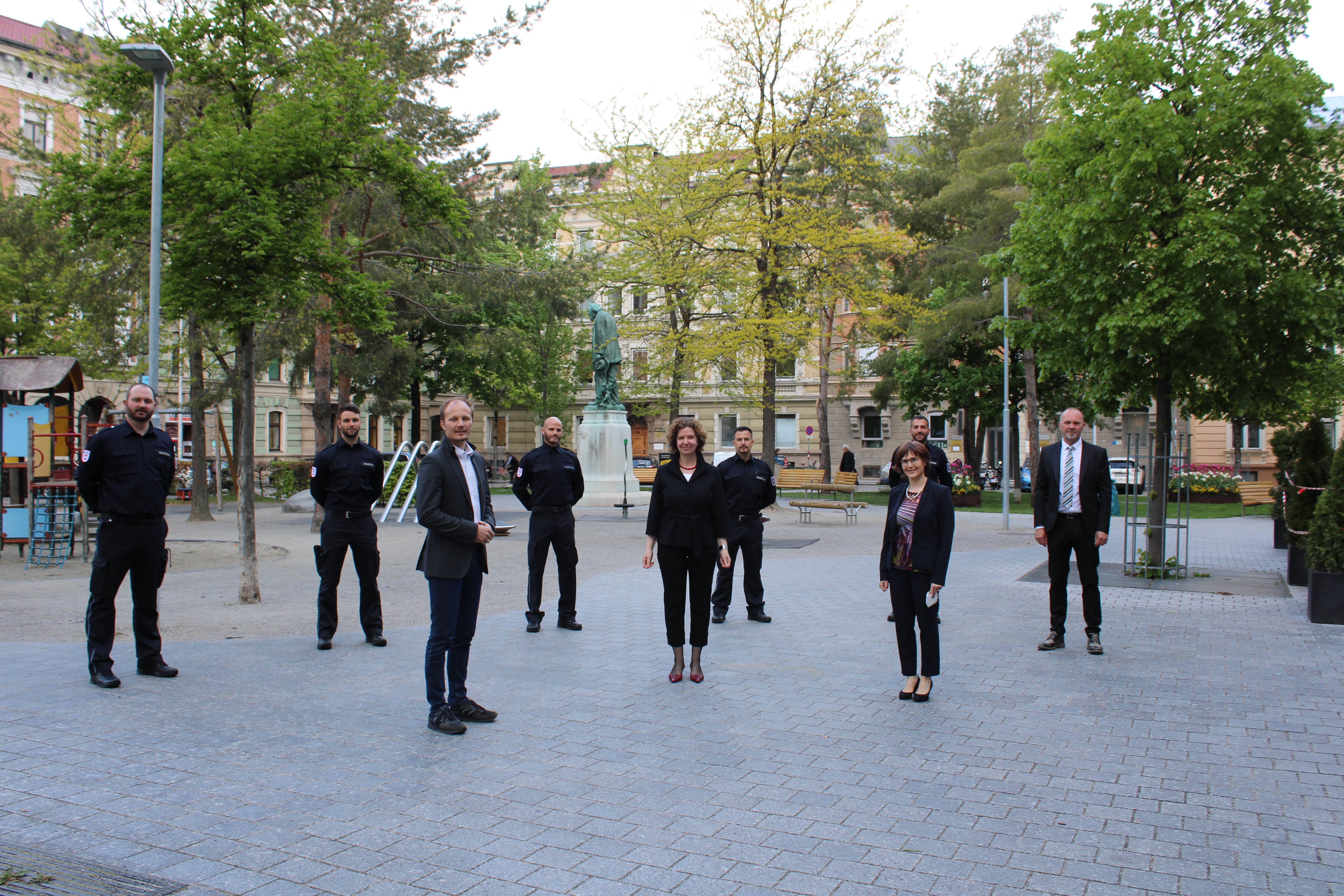 v. l.: Vizebürgermeister Johannes Anzengruber, Magistratsdirektorin Gabriele Herlitschka, Abteilungsleiterin Elisabeth Schnegg-Seeber, Referatsleiter Thomas Koland (r.) sowie die fünf neuen Mitarbeiter (hintere Reihe) der Mobilen Überwachungsgruppe (MÜG).