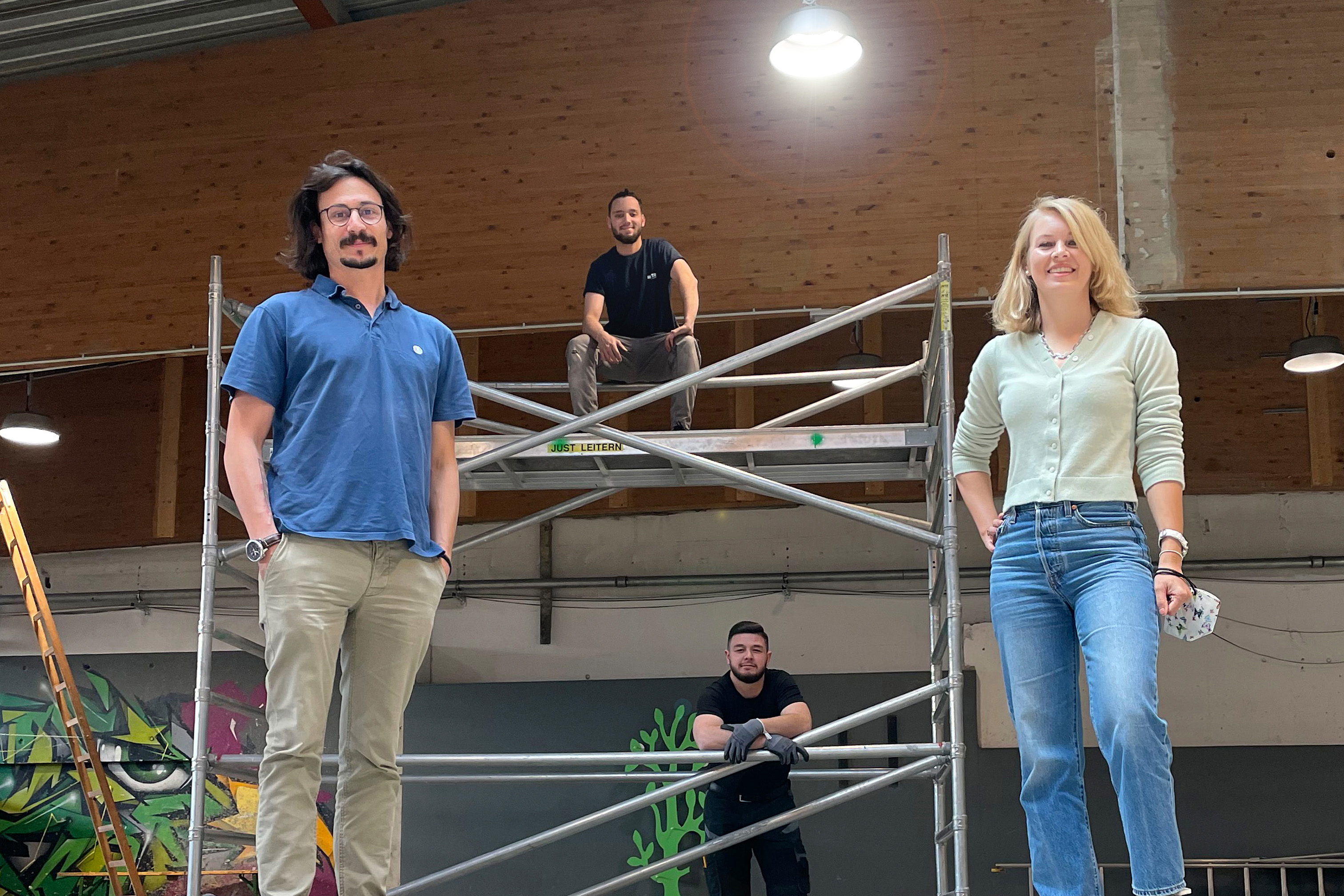 Stadträtin Elisabeth Mayr und Fabio Cracolici verschafften sich gemeinsam mit den Mitarbeitern der ausführenden Firma einen Überblick von der adaptierten Hallenbeleuchtung.