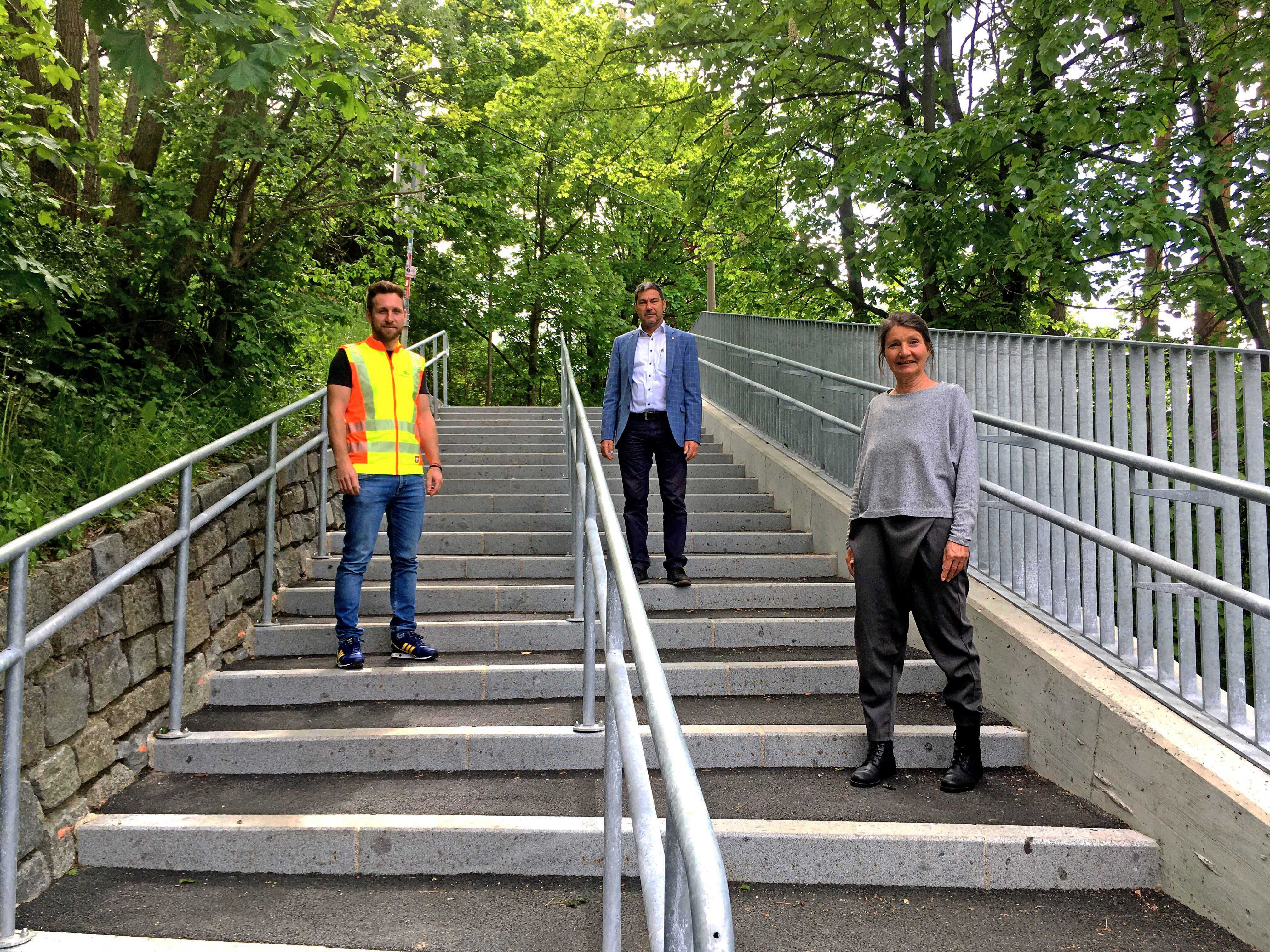 Straßenmeister-Stellvertreter Sebastian Muigg, Referatsleiter Walter Stockner und Stadträtin Uschi Schwarzl machen sich vor Ort ein Bild von der neuen Treppe am Bergisel.