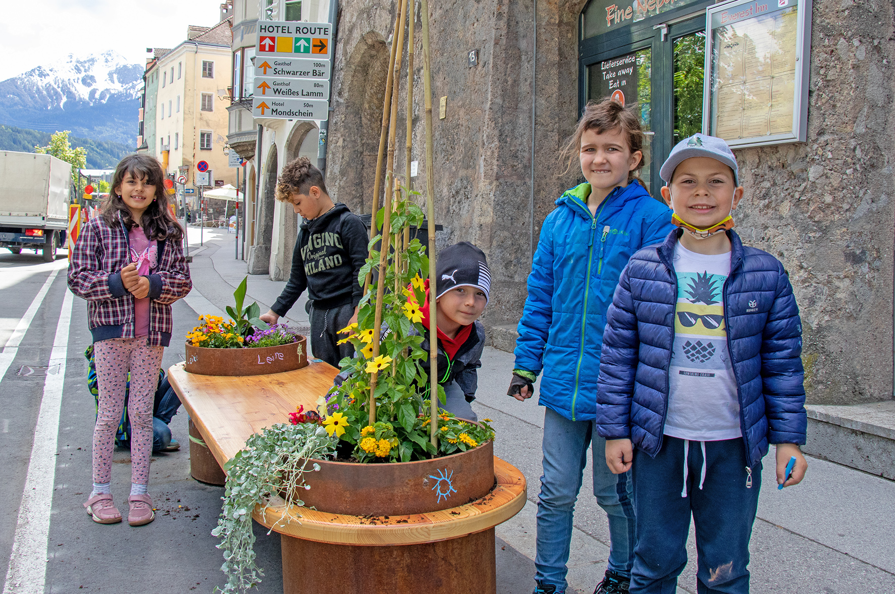 Kürzlich wurden dank bereitwilliger Unterstützung der Kinder des Schülerhortes Kaysergarten die Blumentröge in der Innstraße neu bepflanzt. Auf Initiative von Stadträtin Elisabeth Mayr und in Zusammenarbeit mit den Ämtern für Grünanlagen und Bürgerbeteiligung, konnten sich die Kinder zudem auf den Bänken verewigen und hatten sichtlich Spaß dabei, die Stadt ein wenig bunter zu gestalten. Die Stadt Innsbruck bedankt sich außerdem bei den Eltern der Kinder für die unkomplizierte Zusammenarbeit.
