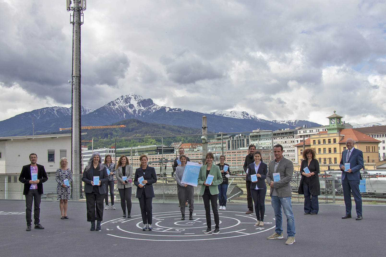 Freuen sich auf die Aktion "Innsbruck liest 2021": Kulturstadträtin Uschi Schwarzl (Mitte) und Bibliotheksleiterin Christina Krenmayr (3. v.l.) mit den Jurymitgliedern und den VertreterInnen der Sponsoren.