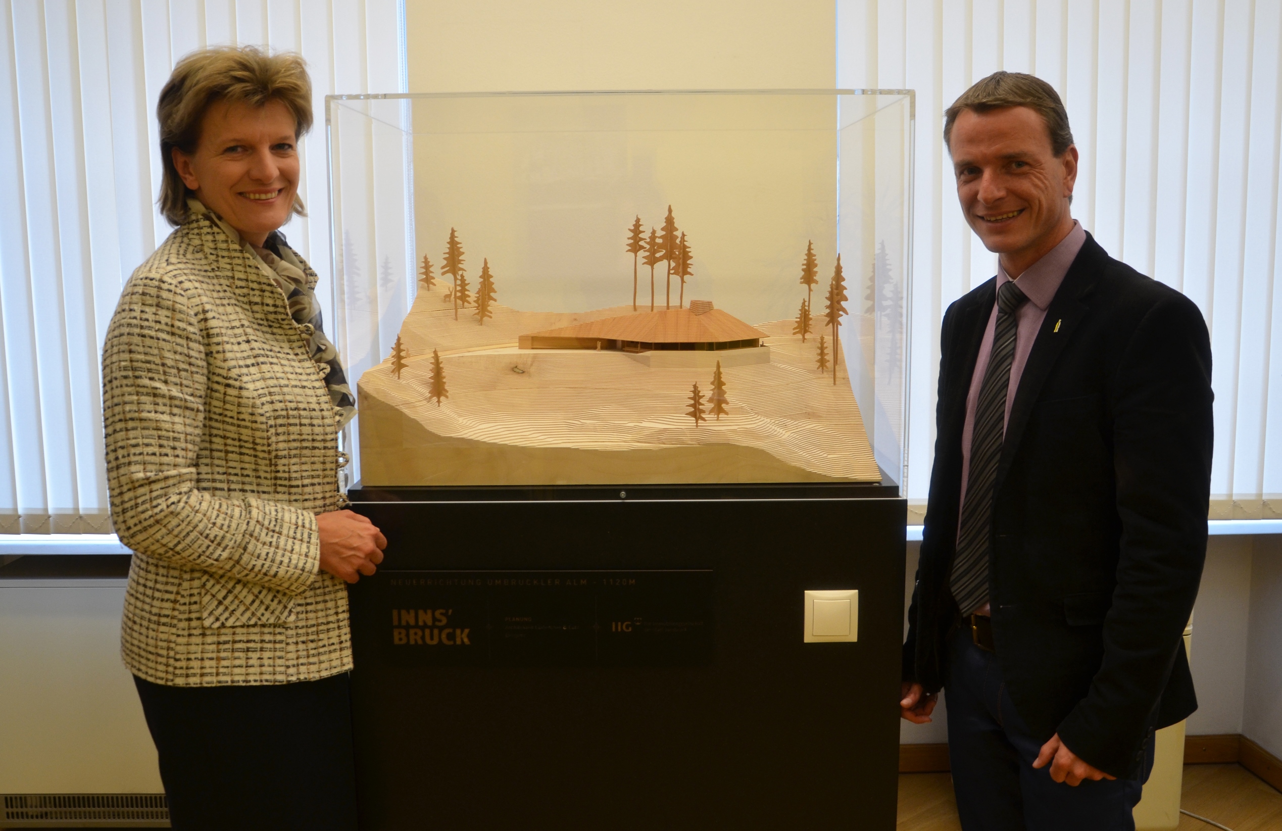 Bürgermeisterin Mag.a Christine Oppitz-Plörer und Vizebürgermeister Christoph Kaufmann mit dem Modell des Siegerprojektes.