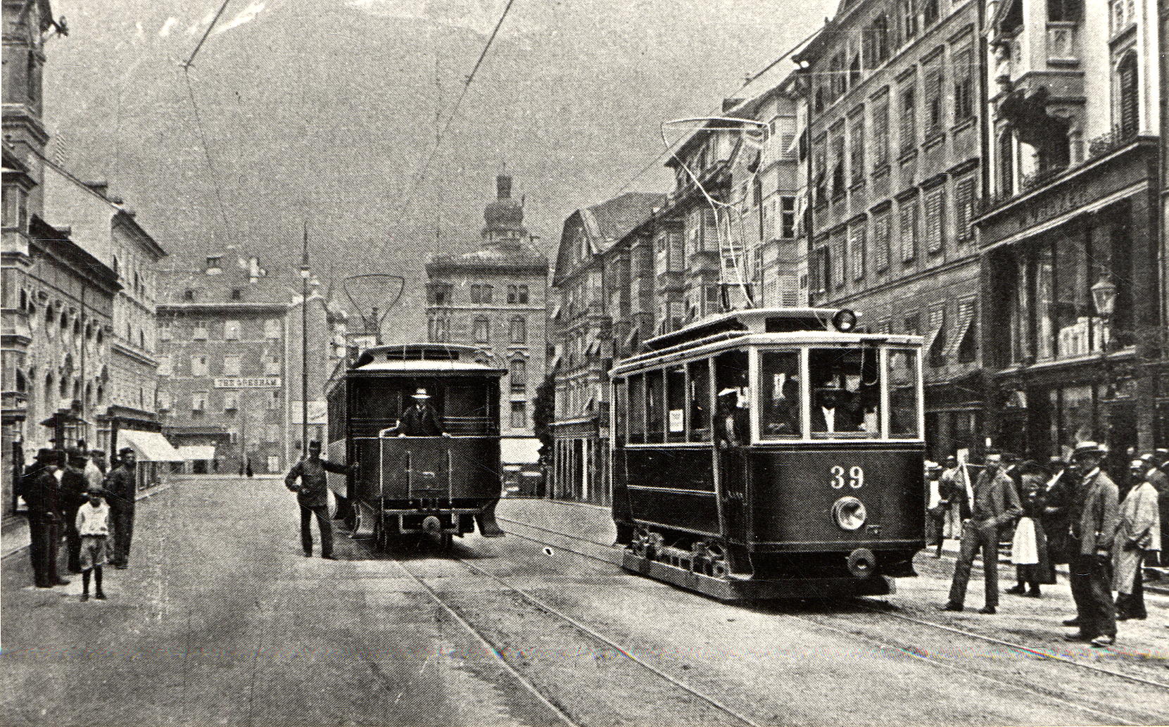 Aus den Anfängen der innerstädtischen Straßenbahnlinien: Straßenbahn in der Maria-Theresien-Straße, links ein „Kurswagen“ der Stubaitalbahn.