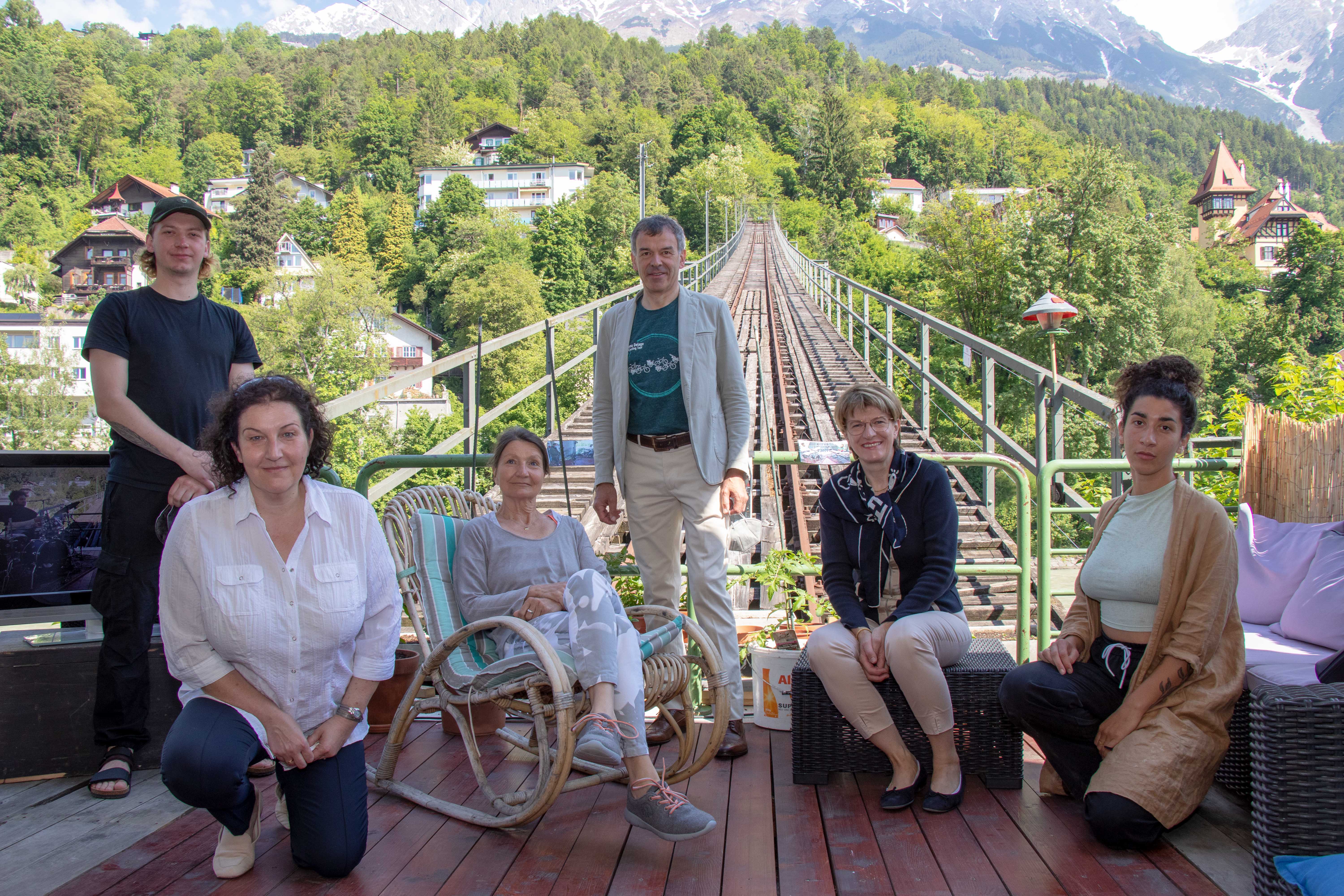 Seit November 2014 ist in der ehemaligen Talstation der Hungerburgbahn neues Leben eingekehrt. Mit Unterstützung der Stadt Innsbruck hat der Verein „Junge Talstation“ daraus ein facettenreiches Co-Working-, Kultur und Veranstaltungszentrum geschaffen. Die Entwicklung von der alten Talstation hin zu einem Haus der Jugend wird nun in einer Ausstellung präsentiert. Mit Hilfe des Innsbrucker Stadtarchivs, des Tiroler Landesmuseums Ferdinandeum, sagen.at sowie Eventfotografen wurde eine Vielzahl an eindrucksvollen Fotos zusammengetragen, die die facettenreiche Geschichte anschaulich dokumentieren. Jugendstadträtin Christine Oppitz-Plörer (2.v.r.), Bürgermeister Georg Willi, Kulturstadträtin Uschi Schwarzl (3.v.l.) und Gemeinderätin Irene Heisz (2.v.l.) folgten der Einladung des Vereins unter der Leitung von Thomas Krug (l.) und besichtigten die Ausstellung vorab.