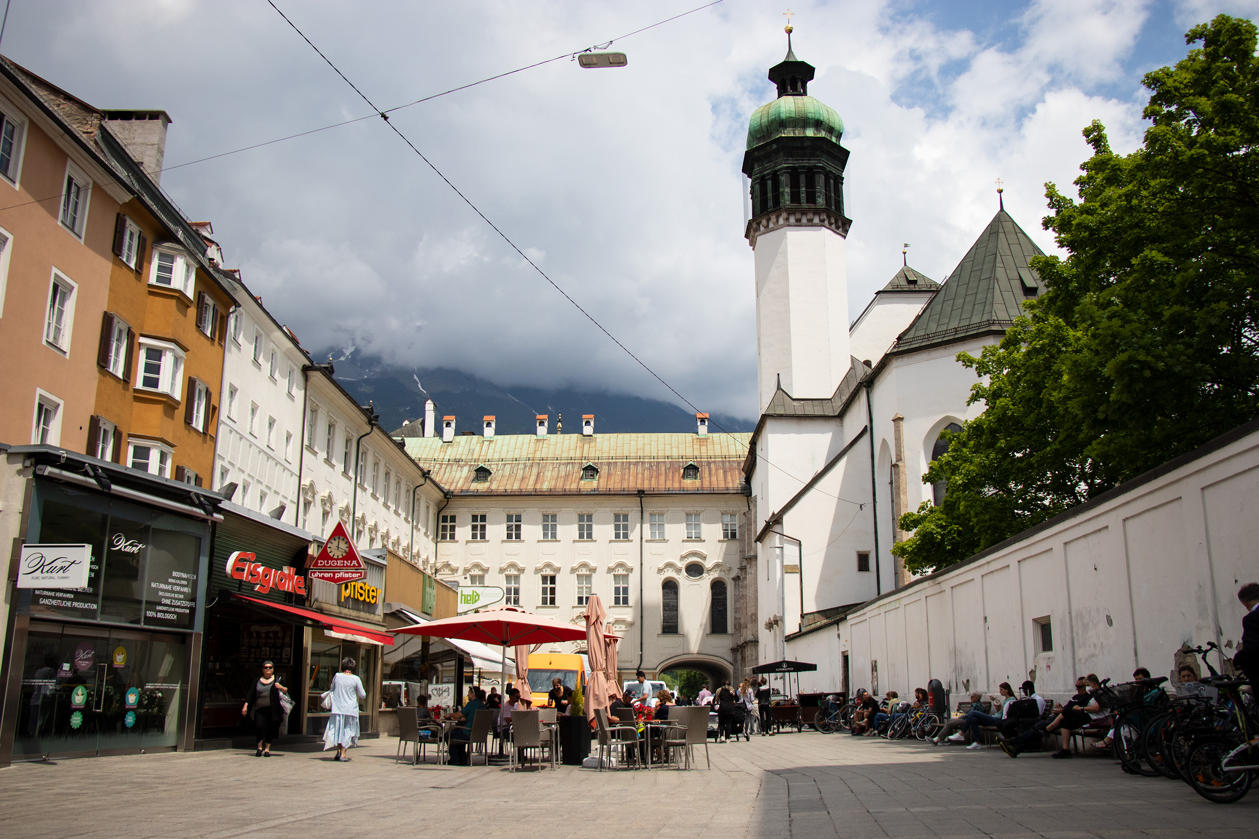 Für Farbakzente sorgen bunte Töpfe am Franziskanerplatz.