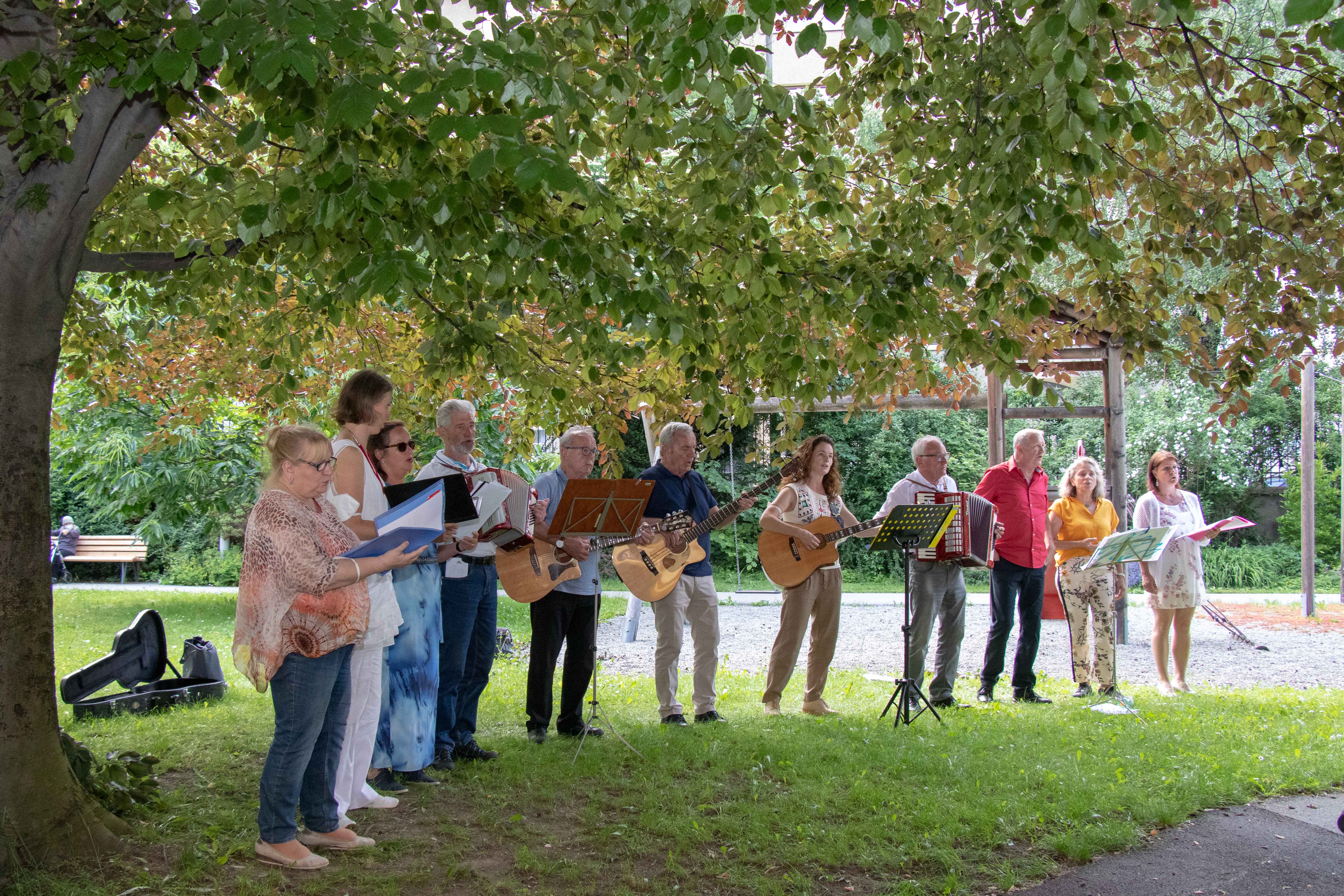 Vom Volkslied bis zum Schlager - für jeden musikalischen Geschmack war im Rahmen der Veranstaltung "Innsbruck singt" etwas dabei. Die Veranstaltung konnte heuer coronabedingt nur im kleinen Rahmen stattfinden. Dafür war das Ensemble HEIM@Klang des Tiroler Sängerbundes den ganzen Tag in den Alten- und Pflegeheimen der Stadt Innsbruck unterwegs und sang für und gemeinsam mit den BewohnerInnen. Ziel des Ensembles, das seit September 2019 besteht, ist es, Menschen mit Demenz nach dem Motto "Musik verbindet, Musik weckt Lebendigkeit" musikalisch zu aktivieren. Das Abschlusskonzert fand am späten Nachmittag bei strahlender Sonne und bester Stimmung im Wohnheim Saggen statt.