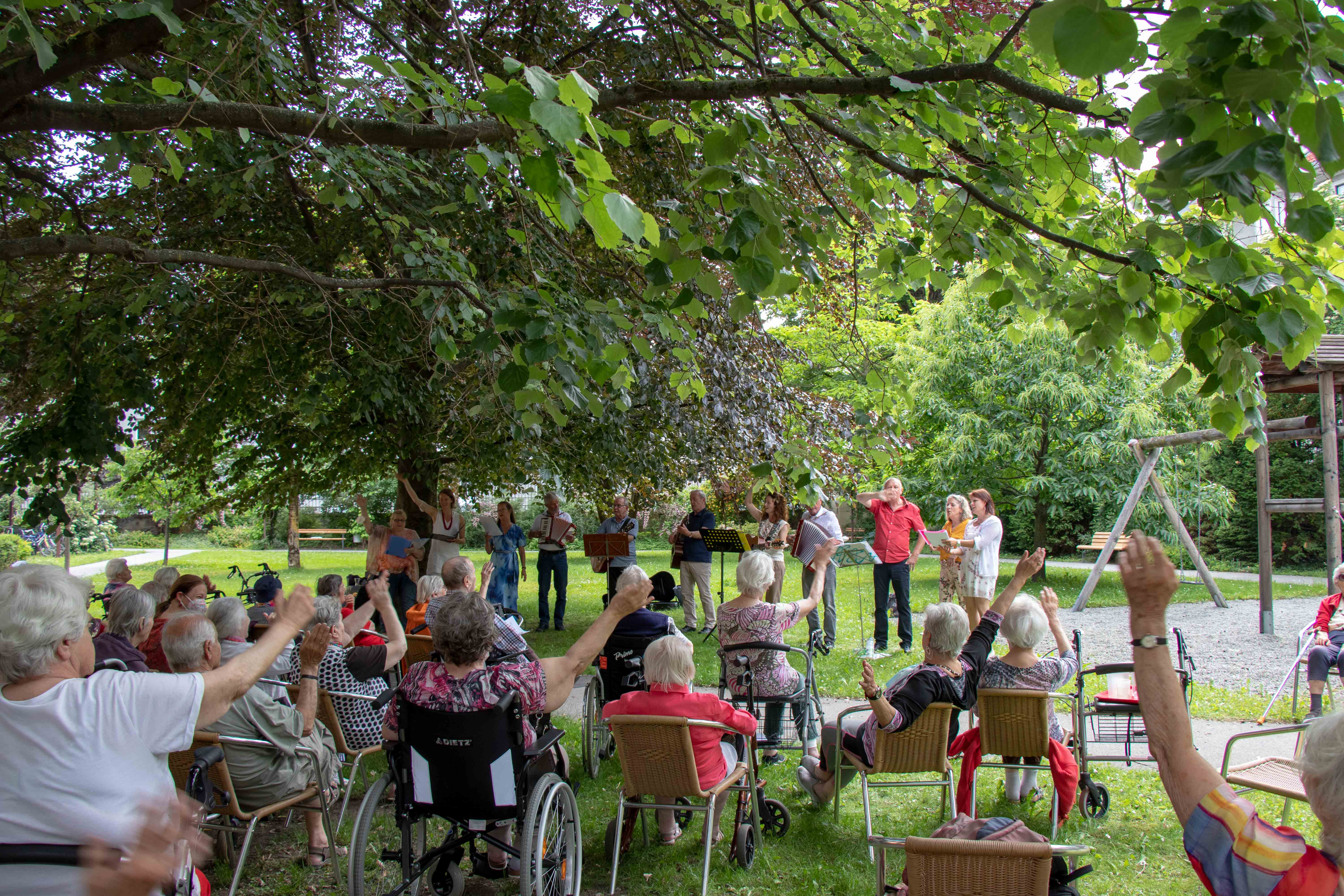 Vom Volkslied bis zum Schlager - für jeden musikalischen Geschmack war im Rahmen der Veranstaltung "Innsbruck singt" etwas dabei. Die Veranstaltung konnte heuer coronabedingt nur im kleinen Rahmen stattfinden. Dafür war das Ensemble HEIM@Klang des Tiroler Sängerbundes den ganzen Tag in den Alten- und Pflegeheimen der Stadt Innsbruck unterwegs und sang für und gemeinsam mit den BewohnerInnen. Ziel des Ensembles, das seit September 2019 besteht, ist es, Menschen mit Demenz nach dem Motto "Musik verbindet, Musik weckt Lebendigkeit" musikalisch zu aktivieren. Das Abschlusskonzert fand am späten Nachmittag bei strahlender Sonne und bester Stimmung im Wohnheim Saggen statt.