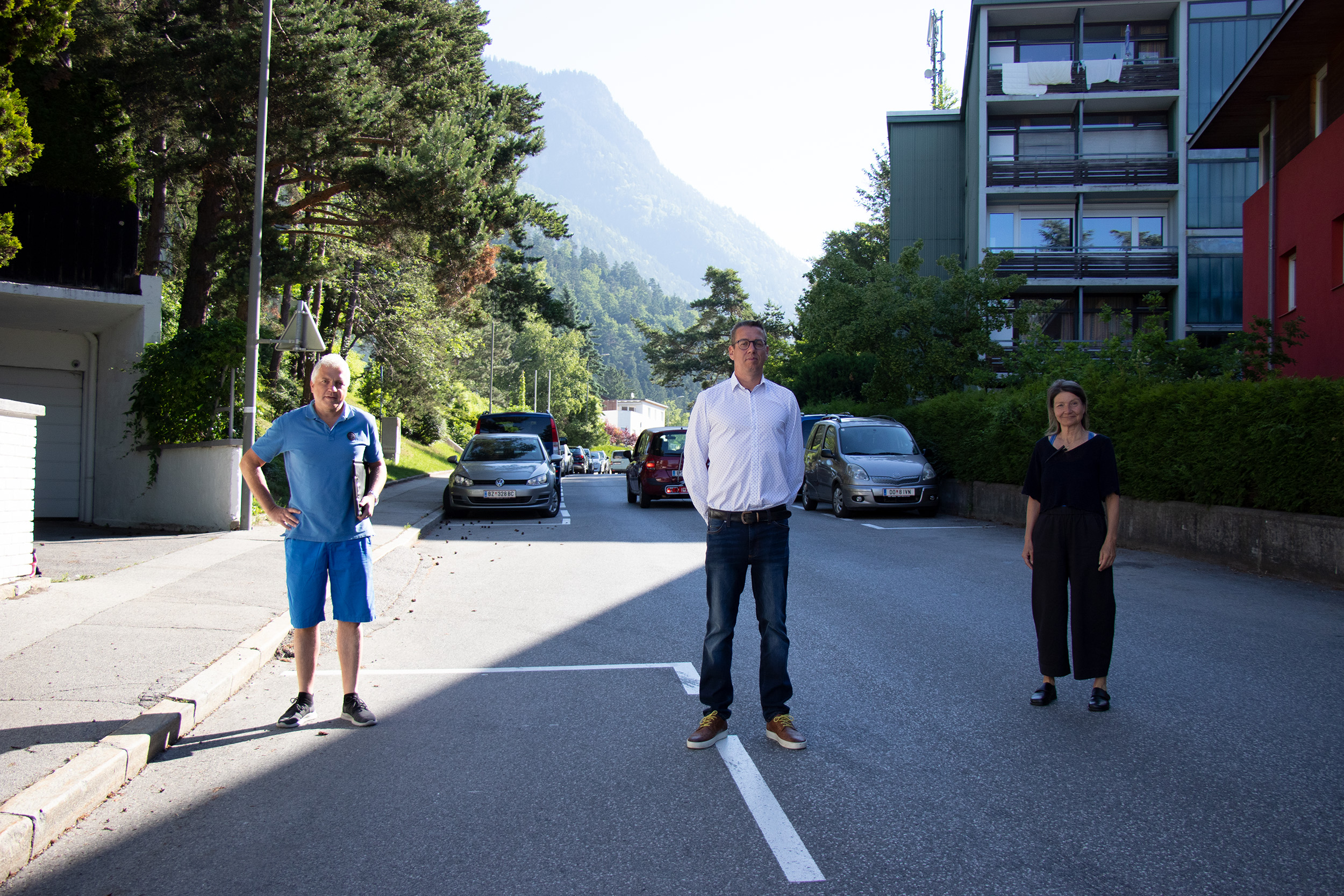 Manfred Hirsch (Referat Verkehrsmanagement), Daniel Tschofen (Obmann ILK) und Verkehrsstadträtin Uschi Schwarzl besichtigen die neuen Straßenmarkierungen in der Hans-Untermüller-Straße.