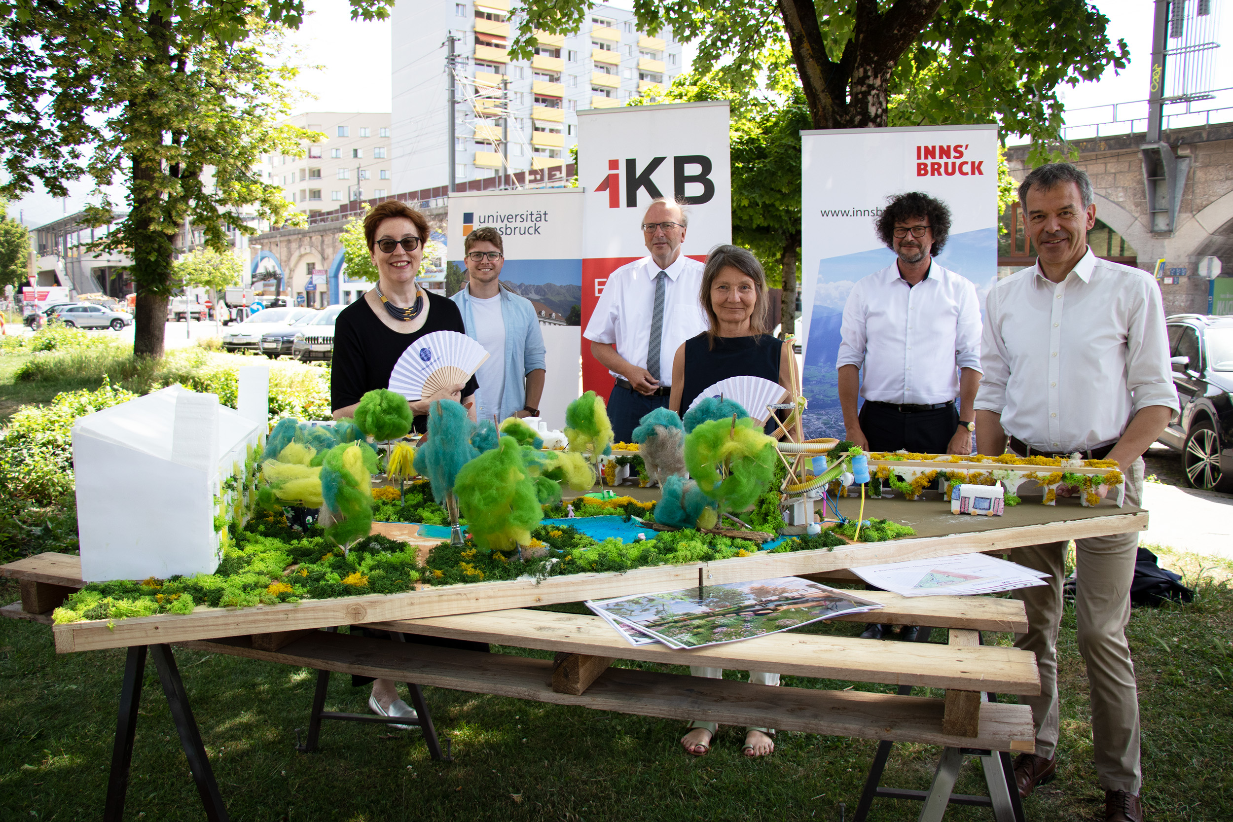 Freuen sich auf den Baustart (v.l.): Theresia Vogel (Klima- und Energiefonds), Yannick Back (Universität Innsbruck), Helmuth Müller (IKB-Vorstandsvorsitzender), Stadträtin Uschi Schwarzl, Thomas Pühringer (IKB-Vorstandsdirektor) und Bürgermeister Georg Willi bei dem von Kindern gebauten Modell des „coolen“ Parks.
