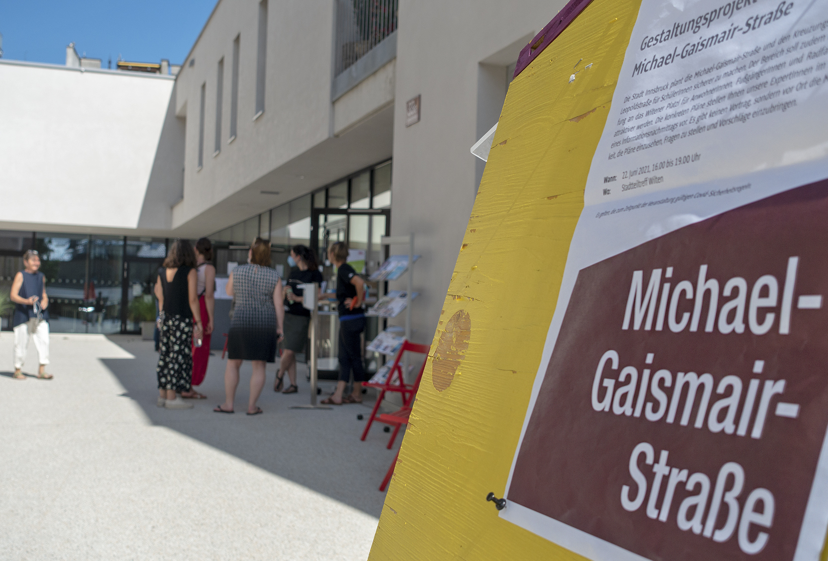 Zahlreiche Interessierte informierten sich beim Stadtteiltreff Wilten über die Straßenraumgestaltung in der Michael-Gaismair-Straße.